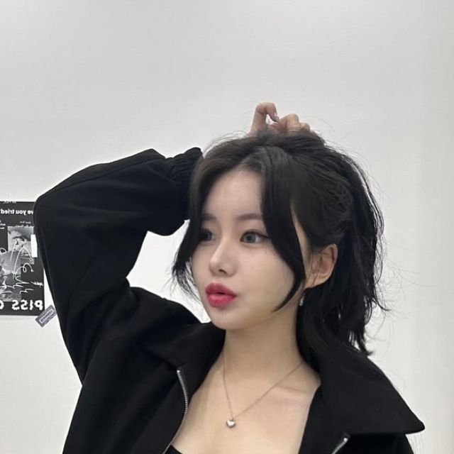 🇰🇷LEE EUN A on Instagram: "#광고 “비바브라운(VIVABROWN)” 카라 블루종 스웨이드 자켓 black color 비바브라운 스웨이드자켓은 비건 스웨이드 제작으로 동물성 원료사용 및 실험을 하지않은 제품