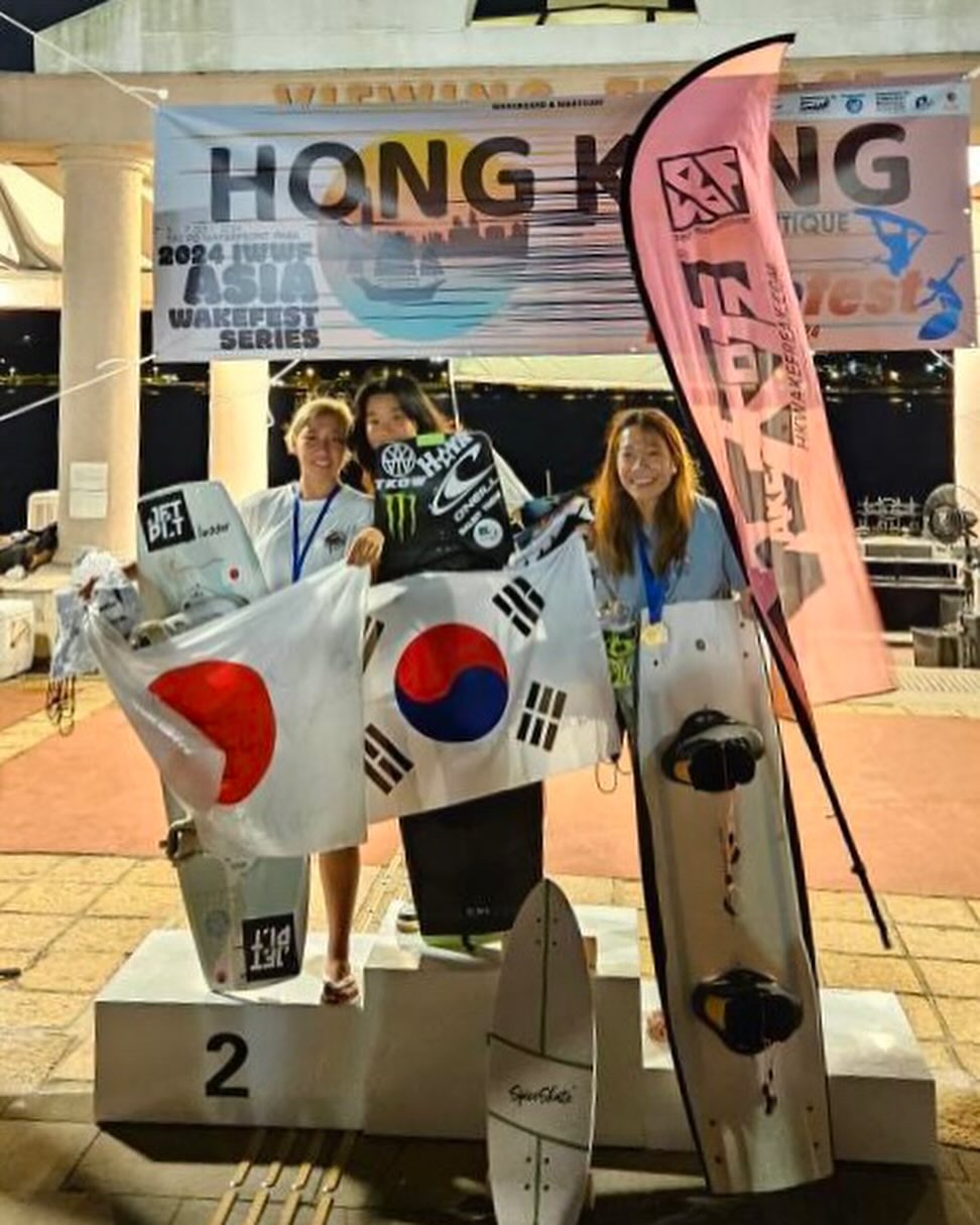 🇭🇰 Hong Kong wake festival 1st 🥇
처음 도전하는 대회라서 긴장도 많이 하고 준비한 만큼 다하지 못해서 아쉬움이 많이 남는 대회였지만 잘 마무리했습니다!!! 
언제나 멀리서 항상 응원해 주시는 jeongwookkim98 , kimyangsu96 ,그리고 tkow팀 언니 오빠들과 모든 분들!!!!
너무 감사합니다!!!
앞으로도 좋은 모습 많이 보여드리도록 하겠습니다.❤️

이번 시합동안 너무 덥고 힘들었는데 잘 챙겨주신 windy_park , sun_oh  너무 감사합니다 🙇🏻‍♀️☺️
그리고 ms.cheecheee harriz_cheng yt.au konglun_don 덕분에 너무 좋은 추억 많이 만들고 가요!!!
 너무 감사합니다!!!😭❤️

마지막으로 언제나 든든한 스폰서 hoya.store_  oneillkorea monsterenergy bushman_life team_greenwhales  사랑합니다!!! ❤️‍🔥❤️‍🔥❤️‍🔥