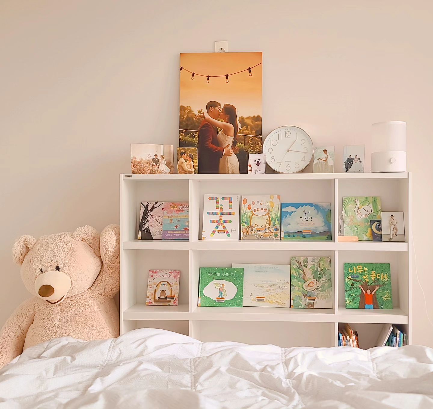 🤎𝓵𝓮𝓽𝓽𝓮𝓻𝓼 𝓶𝓸𝓸𝓭

집 주변에서는 알록달록한 꽃을 보고, 집에서는 봄 그림책을 보며 그 어느때보다 봄의 기분을 듬-뿍 느낀 올 봄🌷
유난히 이번에는 피고지는 꽃들이 왜이렇게 소중하고 고마운지:)

이제는 제법 햇볕이 뜨거워 긴 여름이 슬금슬금 다가오는 느낌이 드는데 이번 여름에는 침실 책장에 어떤 책으로 꾸며질까?
그렇게 나의 봄 책장은 안녕🖐🏻🌝