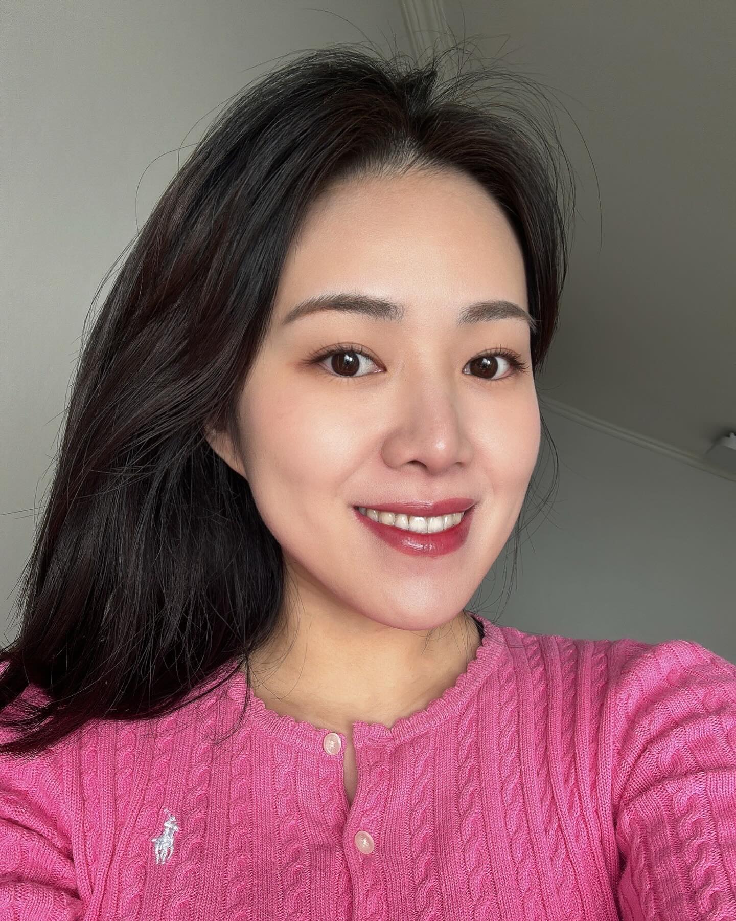 #협찬 #삐아로틴트 #bbia 진짜 간만에 올리는 셀카🤳
이렇게 찍는 거 맞나요…🥹

요즘엔 매트립보다 수분팡팡 글로우립 많이 쓰는데 삐아 로틴트 진짜 너무 예뻐요!

💟 컬러
7가지 컬러. 데일리템으로 매일 발라도 부담스럽지 않은 예쁜 컬러들로 구성되어 있어요. #웜톤립 #쿨톤립 다 좋은데 저는 #뮤트립 컬러인 03호 라일락로 선택✔️ #올리브영 매장에는 01호 - 05호까지만 입점되어 있어서 06호 / 07호 원하시는 분들은 온라인몰로 주문하세요! (발라보고 싶었는데 아쉽당😛)
💟 제형
겉바속촉! 겉으로 보기에는 완전 #탕후루립 재질인데 끈적임 없고 촉촉해요. 레이어링이 여러번 해도 맑고 가볍게 올라가는 게 제일 좋았어요. 💗
💟 패키지
패키지 무슨 일이지…🥹💗
패브릭이 붙어있어서 보관은 잘 해야겠지만 고오급진 패키징에 쓸 때마다 기분 좋아지는 매직패키지🧙
💟 지속력
바르고 바로 지웠는데도 처음 컬러 그대로 착색됐어요! 그만큼 바르고 나서 조금만 기다려주면 지속력도 🆙 바르고 햄버거랑 밀크쉐이크 먹었는데 빨대에 묻어남 거의 없었어요! 물론 햄버거 와구와구 먹어서 수정화장은 해주었습니다!