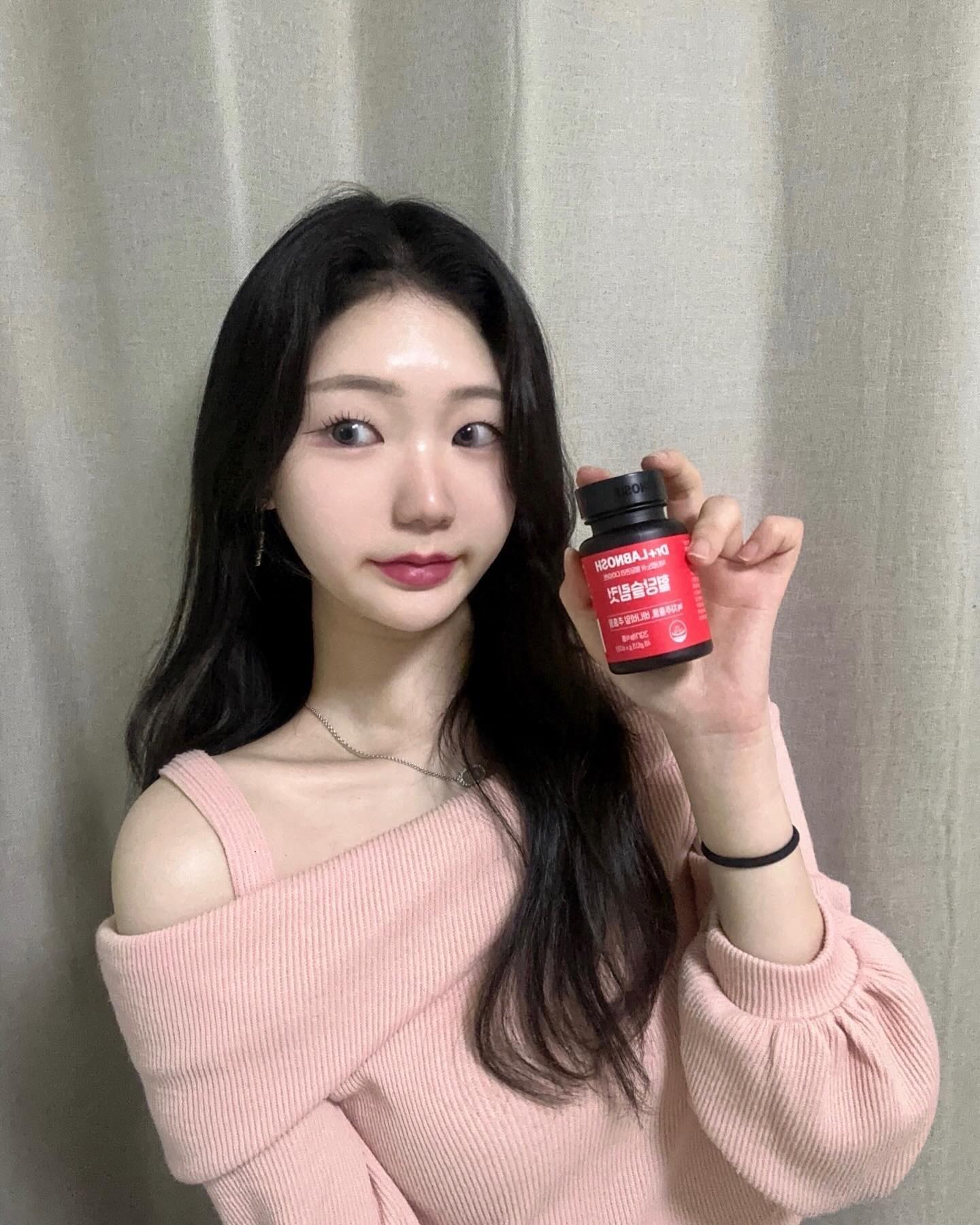#협찬 하루 두 알로 혈당 기강 잡자🫶

다이어트 할 때 혈당관리는 필수인거 다들 아시죠? 저도 혈당의 중요성을 알고나니 관리를 안할 수가 없더라구요

그러던 중 알게된 닥터랩노쉬 혈당슬림컷! 닥터랩노쉬는 다이어터라면 다들 아시는 브랜드잖아요~ 게다가 제품에 자신감이 있는만큼 불만족시 100% 환불 보장한다고 하니 더 신뢰가 가더라구요

밥 먹은 후 두 알 먹어주면 혈당 상승 억제 + 체지방 감소 효과까지! 

✂️혈당슬림컷 특징✂️
▫️바나바잎추출물 코로솔산 1.3mg 일일섭취량 최대 함유 
▫️녹차추출물 카테킨 400mg 함유 
▫️엄선한 부원료 : 비타민 B군(B1·B2·B6), 은행잎추출물 분말, 민들레추출 분말, 사과초모식초 분말(애플사이다비니거)
▫️하루 2정, 작은 사이즈로 편한 목넘김
▫️색소 없이 천연물 자체의 색상 그대로! 무색소 2중정 (Red 카테킨 & Yellow 코로솔산)

하루 두 알로 혈당 Cut, 체지방 Cut!
간편하게 혈당관리 해요❤️

#협찬 #닥터랩노쉬 #혈당슬림컷 #닥터랩노쉬후기 #혈당슬림컷후기 #혈당다이어트후기 #혈당다이어트 #바나바잎다이어트 #다이어트보조제 #카테킨 #바나바잎 #바나바카테킨 #다이어트정체기 #다이어트보조제 #식후애착템 #뱃살빼는법 #단기다이어트 #직장인다이어트 #혈당관리 #혈당스파이크 #혈당영양제추천 #오운완 #밥먹고2알 #올리브영다이어트 #올리브영추천템 #올리브영혈당