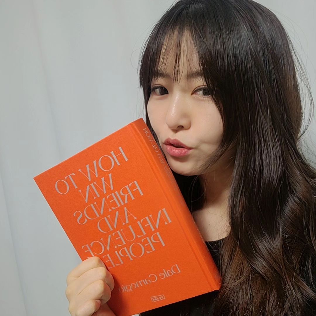 24년 3월 2일 꾸준한 우리들의 영어정복기, 
영독절 제1회 행사에 잘 다녀왔습니다!!!

신영준박사님과 김재우쌤, 
그리고 함께 온라인 단톡방에서
공부하신 분들의 살아넘치는 발표까지!
👍🏻👍🏻

신박사님 스피치를 영어로 하시는데도 나 뼈맞음
실화인가..?🤣🤣

🩵🩵
_ 같은 70대, 누군가는 할 수 있는 게 너무나 많다고 생각한다. 
하루라도 먼저 하지 않은 것이 후회스러울 뿐.
_ #유연함의힘 , 역경 속에서 나도 경험 해 보자. 10배 성장한다.
자진해서 테스트 받는 것. 적극성만 있으면 된다. 
_ 손에 잡히지 않는 것에 대해 불평하느라
인생을 그냥 흘려보내지 마라.
_ 이 악물고 하는 게 #퓨처셀프 다.
난 해내고 말거다.

🧸🧸
자신이 이룬 것들과 그 과정을
마음껏 자랑할 수 있는 자리. 그리고 그것을 경청하고
나도 그렇게 되리라 마음먹는다. 하나라도
더 배우려는 마음들, 서로를 응원하는 마음들 뿐이다.
최고다. 이것이 #영독절 이다.

🎀🎀
재우쌤 강의에서도 느낀거지만
"이거는 전체 암기 해 주시면 좋겠어요." 
"전체 암기 해 주셔야 됩니다^^."

네 너무 그래야 할것 같고
안하면 안될것 같아서 문장단락을 암기하게 됩니다.
물론 반복 안하니 까먹어요^^

오늘 제안? 해 주신 것도
3~6월까지 120일동안 꼭 해서
자랑하고 싶다..!!

#김재우의영어회화100 어떻게 공부해야하는지
유투브, 강의를 통해 참 여러번 많이도 알려주셨다.
오늘도 매우 정성스럽게.

🪅🪅
둔한 나와 오랜시간을 인내 하면서 뚫은 영어의 장벽을
공유해야겠다는 생각을. 정말 벼르고 계셨는데
상상스퀘어를 통해 
끄집어 내 지신 재우쌤의 응어리? 그 응축된 마음의 울림이 느껴졌다.
자신감과 확신은 경험에서 나온다.

와중에 이벤트 당첨되서
#인간관계론 번역본과 원서를 받게 되었다.
행복그잡채🥰🥰 이제 지속적으로 공부만 하면돼