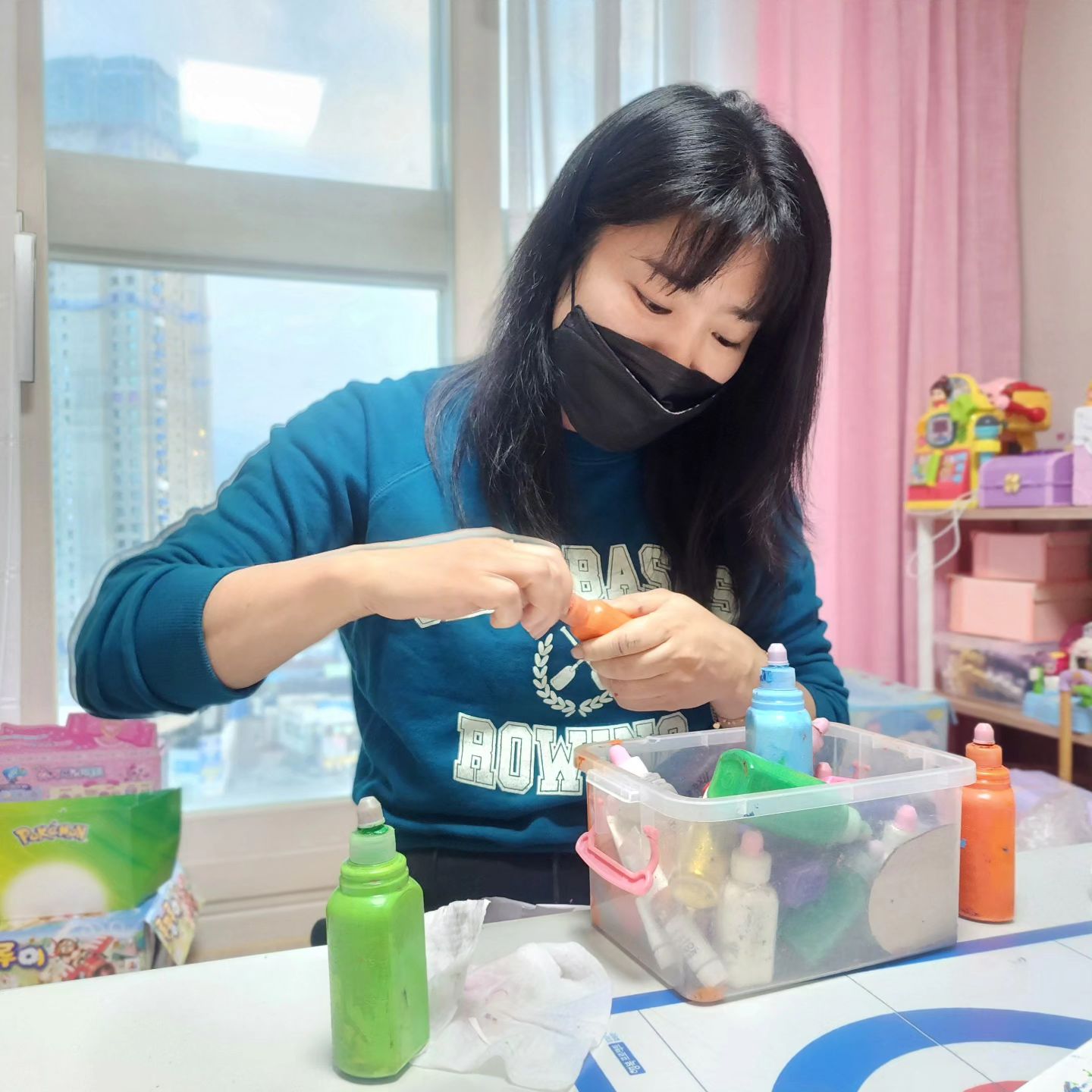 수업도중 내사진 찍어주는 아이들
도찰 고마웡
귀요미들 수업하며 장난도늘었지만
이모습 마저 너무 귀욥다
#물감정리중
#수업중
#나의일상
#일상in그램