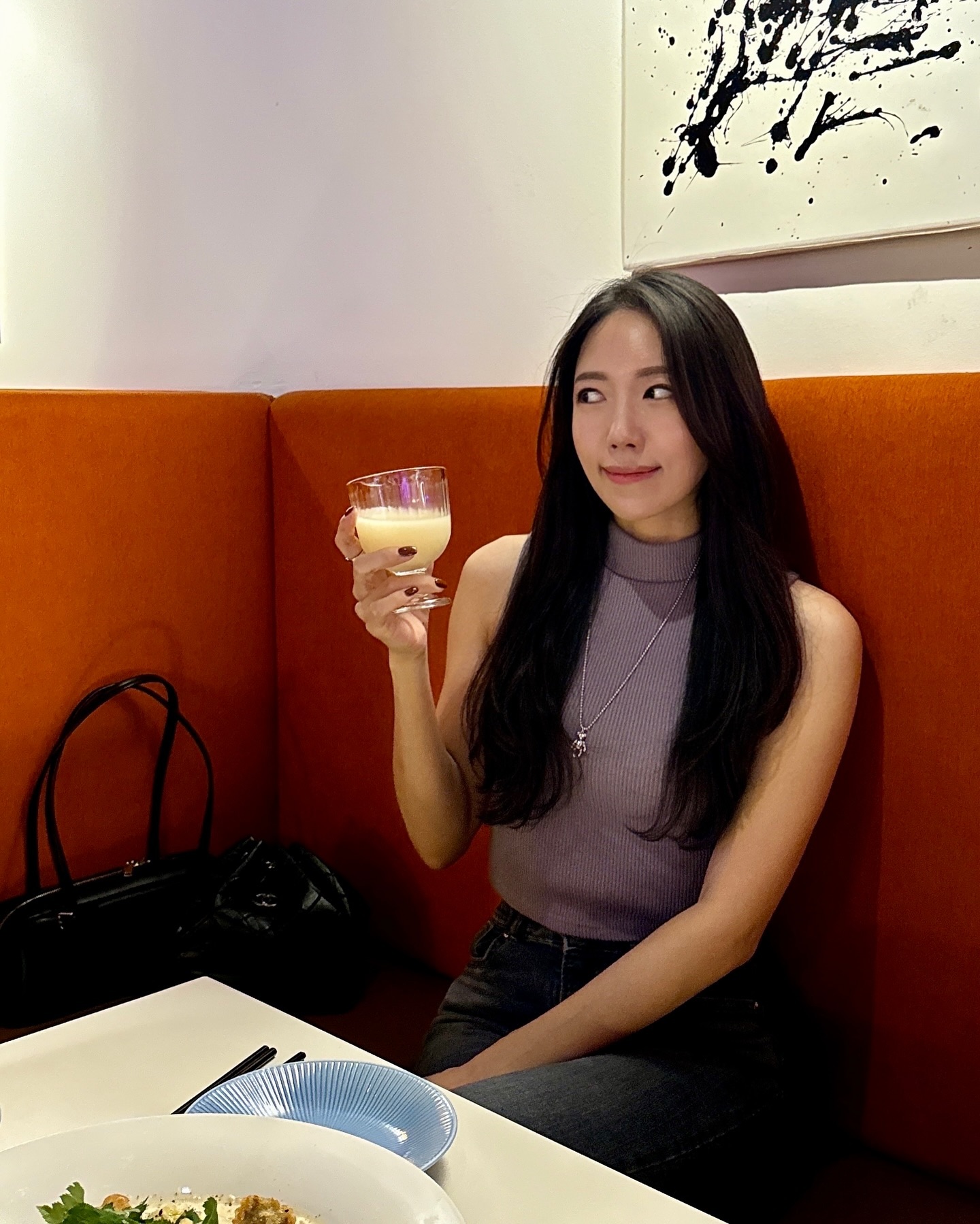 #협찬 anjujip 
가로수길 안주 맛집 ‘안주집’에 다녀왔어요! 
특색있고 다양한 한식 퓨전 요리에 막걸리, 증류주를 같이 즐길 수 있는 맛있고 힙한 분위기의 가로수길 핫플레이스인데요.
지하에 위치해있지만 아주 넓고 쾌적한데다 칸막이가 있는 좌석들이 있어서 데이트, 소개팅, 가족 모임부터 회식, 청첩장 모임, 결혼식 피로연 등 단체 모임 하기에도 좋겠더라구요.
기본 안주로 주신 알새우칩도 맛있고 시그니처 메뉴인 안주집 파스타랑 김치전 롤을 시켜 먹어봤는데 둘 다 너무 맛있었어요. 닭모래집튀김이 매력적인 파스타는 트러플 향과 살짝 매콤한 맛의 크림이 조화롭게 맛있었고, 속을 가득 채운 돌돌 김치전 롤은 야채와 치즈, 싱싱한 오징어를 넣어 만든 퓨전 김치전으로 느끼하지 않으면서 새로운 맛이라 좋았어요. 
대기 공간부터 힙하고 예뻐서 신사동 가로수길 술집 괜찮은 곳 찾으시면 추천드려요 :) 

#안주집 #가로수길맛집 #신사맛집 #가로수길술집 #가로수길 #술집 #신사 #리뷰노트 #술찌 #술 #술스타그램 #쩝쩝박사 #맛집 #먹방 #먹스타 #맛스타 #일상 #맞팔 #좋반 #좋아요 #인기게시물 #핫플 #핫플레이스 #패션 #데일리 #플레이팅 #like #food #foodphotography