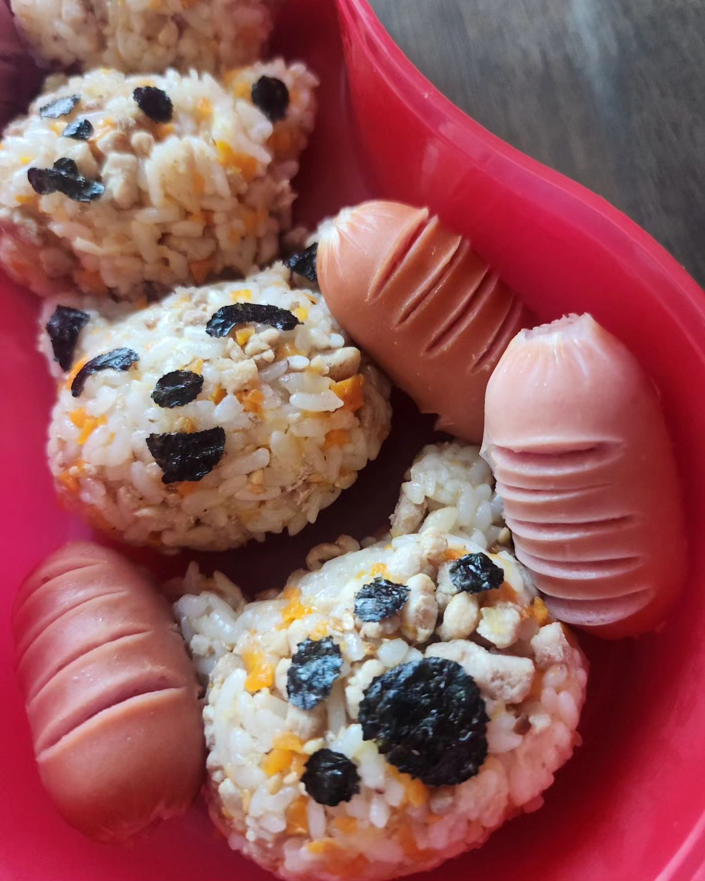 철저히 아토의 요청대로 준비한 #소풍도시락🍱
애미는 미리 사두고 까먹는데 기가 막히게 기억해서 #고양이주먹밥🐱 해달라고ㅎㅎ
과자,음료 직접 고르고 과일에 꽂는 픽까지 철저한 내남자
아빠아들 맞구나~~
신나서 가는거보니 엄마도 행복하다

#현장체험학습 #엄마표도시락 #설레이고떨림 
#소풍전날 #그마음이해해 #잘다녀와👋 #picnic #lunchbox