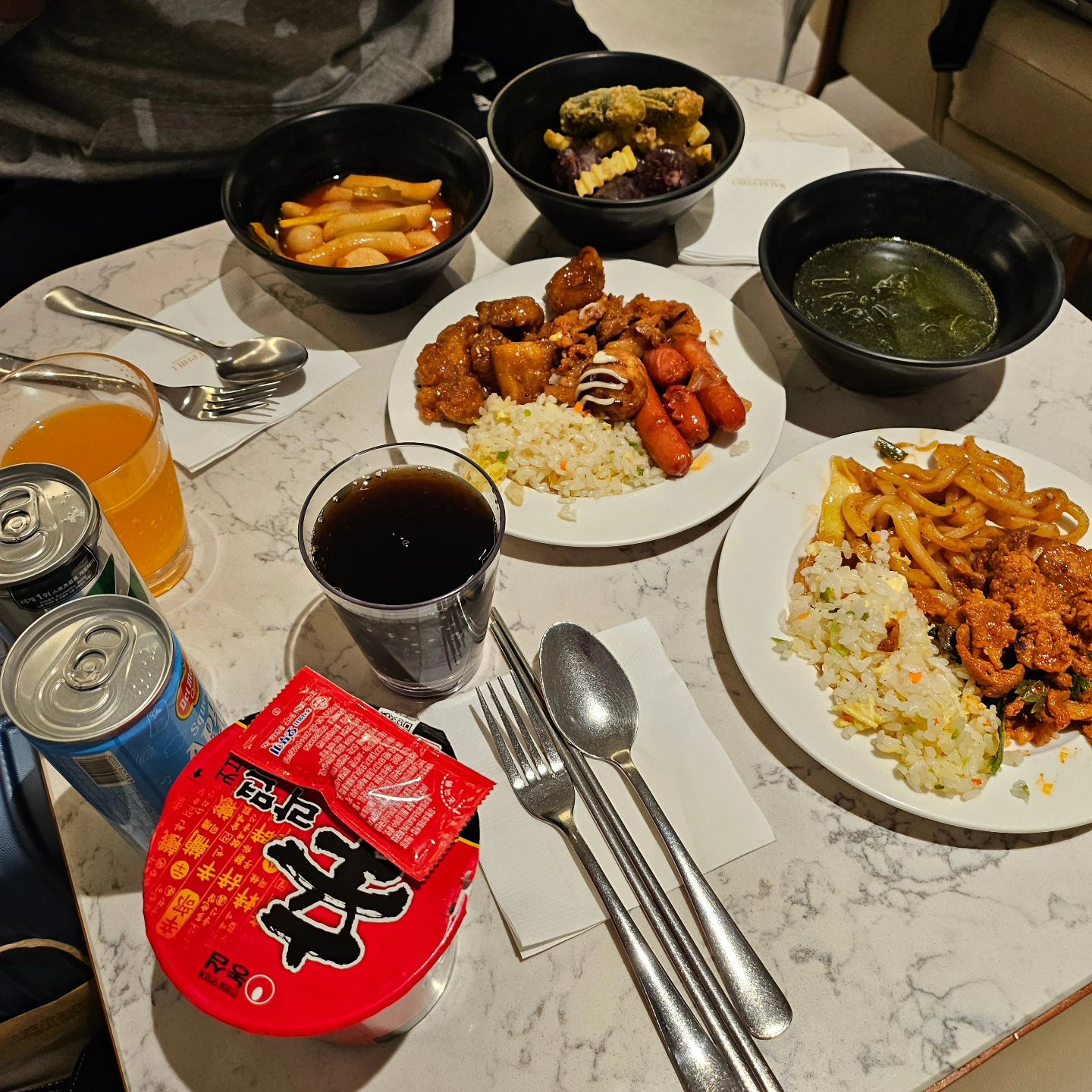 _
1일차.jpg
.
.
.
#인천국제공항 #마티나라운지 #비내리는밤 #이치란라멘 #쀼 #셀카 #글리코상 #글리코 #야키니쿠 #우설 #닭세세리 #등심