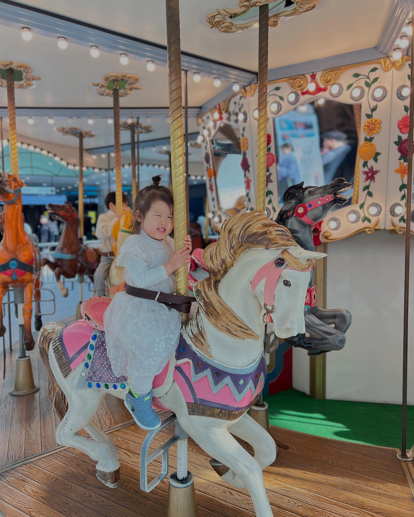 우리집 막내 3번째 생일을 맞이하여 온가족 총출동 장소는 
#소노펠리체비발디파크 
이번주에 개장한 #스노위랜드 에서 썰매한번씩타고 
만실이었던 방도 업그레이드 받고
할아버지 할머니가 준비해온 소고기, 양고기, 주전부리 
배터지게 먹고 행복한 생일파티를 했다. 

오빠들, 이모, 할머니할아버지 선물에 행복한 하늘이 옆에
로봇, 자동차, 레고만 보던 오빠들은 처음보는 듯한 
여자아이장난감에 눈이 휘둥그래졌다😳

동생 생각하며 고른 선물과 편지가 너무 예쁜 오빠들. 
가족들의 사랑을 하늘이가 알까❤️
모두가 행복한 주말이었길 바라며 
3번째 생일을 축하한다 하늘👧🏻💕

#3번째생일 #36개월무료입장은끝났네ㅠ #생일파티 #세돌 #가족여행