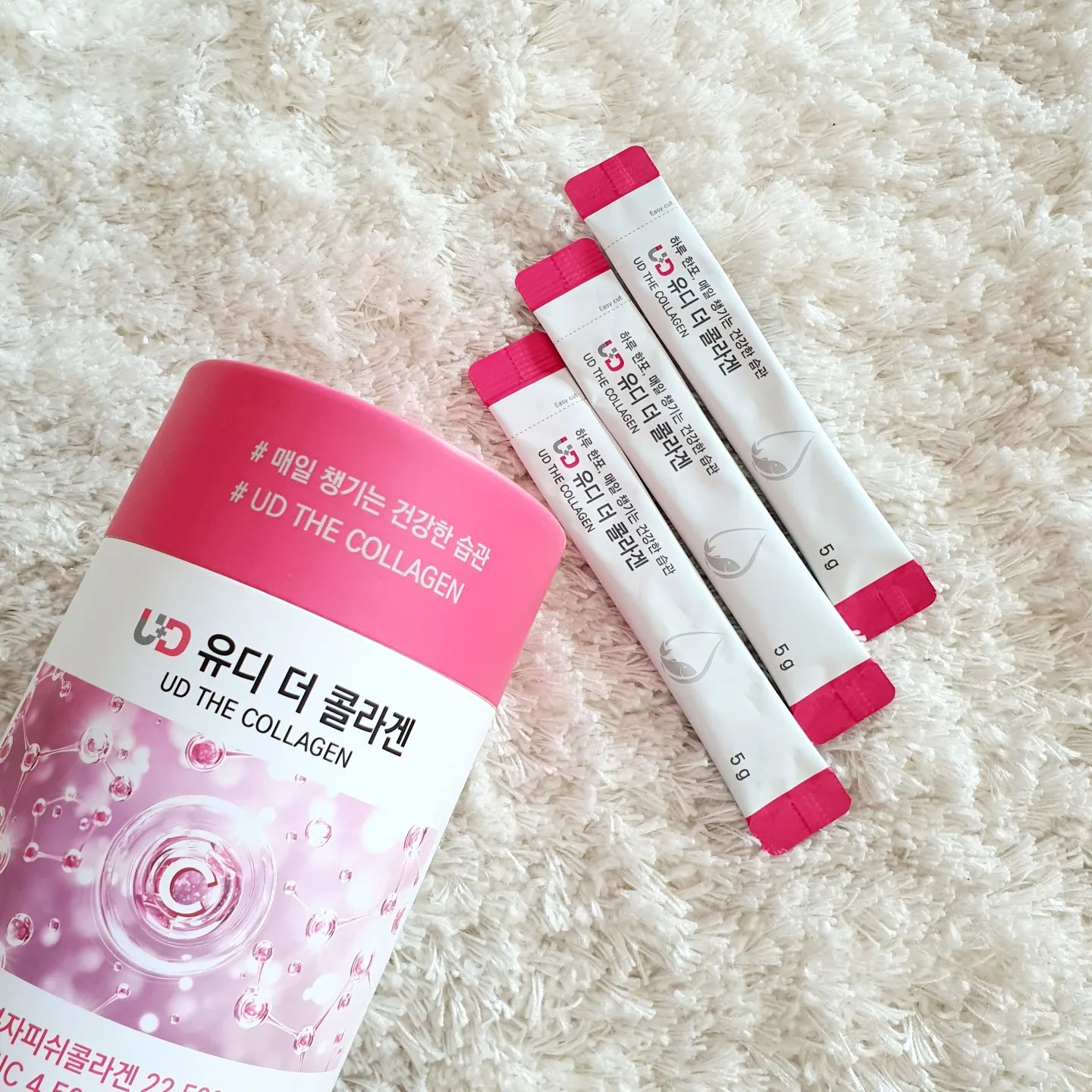 #유디더콜라겐 #협찬 

[유디라이프케어]_💗"유디 더 콜라겐"

콜라겐은 정말 없으면 안되는 "필수💕애정템"중에 하나인데,
저는 요즘 휴대성도 간편하고 #저분자콜라겐 과 엘라스틴을 한 번에 섭취 할 수 있는 #유디라이프케어 의 _유디더콜라겐_을 먹고있어요~😊

피쉬콜라겐인데 비린맛이 하나도 없는 상콤달콤한 사과,포도,딸기향으로 넘나 달고 맛있는데다가 개별포장이라 가지고 이동하기도 편하고 먹을 때 불편함 없이 간편하게 섭취할 수 있는게 특히나 좋더라구요‼️
또, 야외 활동이나 이동중일때, 여행갈때도 가볍게 챙기기 좋고 물에 타서 마셔도 되고 뜯어서 바로 구강섭취해도 좋아요~
술 마실 때 칵테일처럼 섞어 마셔도 진짜 달달하니 맛있겠더라구요~!👍

확실히 콜라겐을 먹을 때와 안 먹을 때 피부 차이가 좀 다른게 느껴지는데 "유디더콜라겐" 섭취 후엔 피부 개선에 도움이 되는 것 같아서 앞으로도 꾸준히 섭취해보려고요~❗️💯
.
.
.
.

📍.이런 분께 추천!
- 이너뷰티 제품을 찾으시는 분 
- #저분자피쉬콜라겐 을 찾으시는 분
- 간편하게 휴대 가능한 콜라겐을 찾으시는 분
- 푸석하고 생기없는 인상이 고민이신 분

 #저분자콜라겐펩타이드 #콜라겐 효능 #엘라스틴콜라겐 #먹는콜라겐 #콜라겐추천