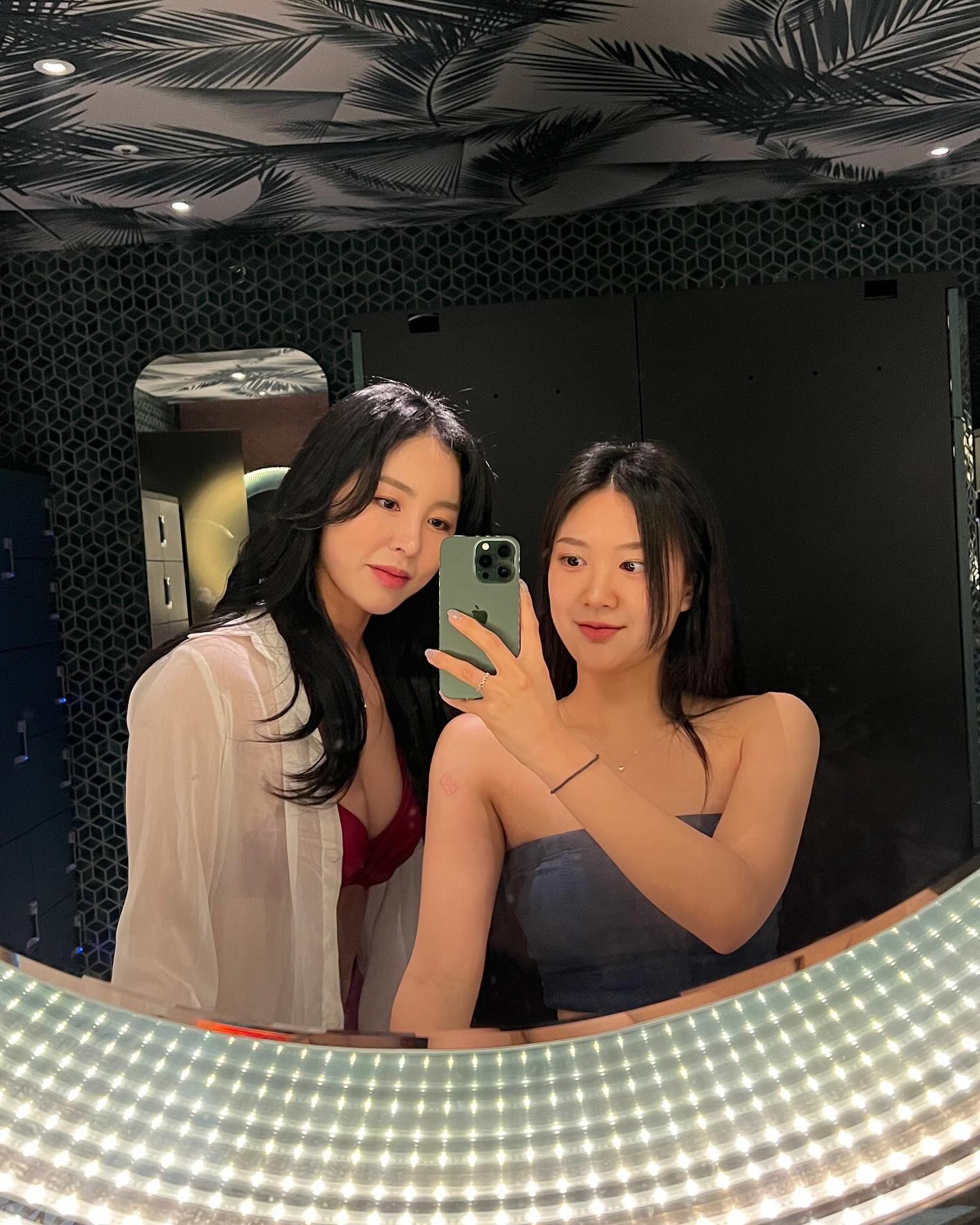 이제 슬슬 풀파티의 계절이 왔지?
여기 엄~청 넓구 부스석 앞에는 전용풀도 있구 디제이분이 직접 디제잉해주시는데 메인풀 중앙에서 퍼포먼스도 해쥬심..!!
인어곤쥬 멋있었는데 못찍었나..어디갔지😭
셔틀도 있어서 금토 뿌시기 딱 좋은 곳ㅋㅋㅋㅋㅋ

(역시 조져진건 나였다..)

#광고 #파라다이스시티크로마 #클럽크로마 #풀파티 #피시티크로 마 #메가클럽 #럭셔리풀파티 #clubchroma #megaclub
