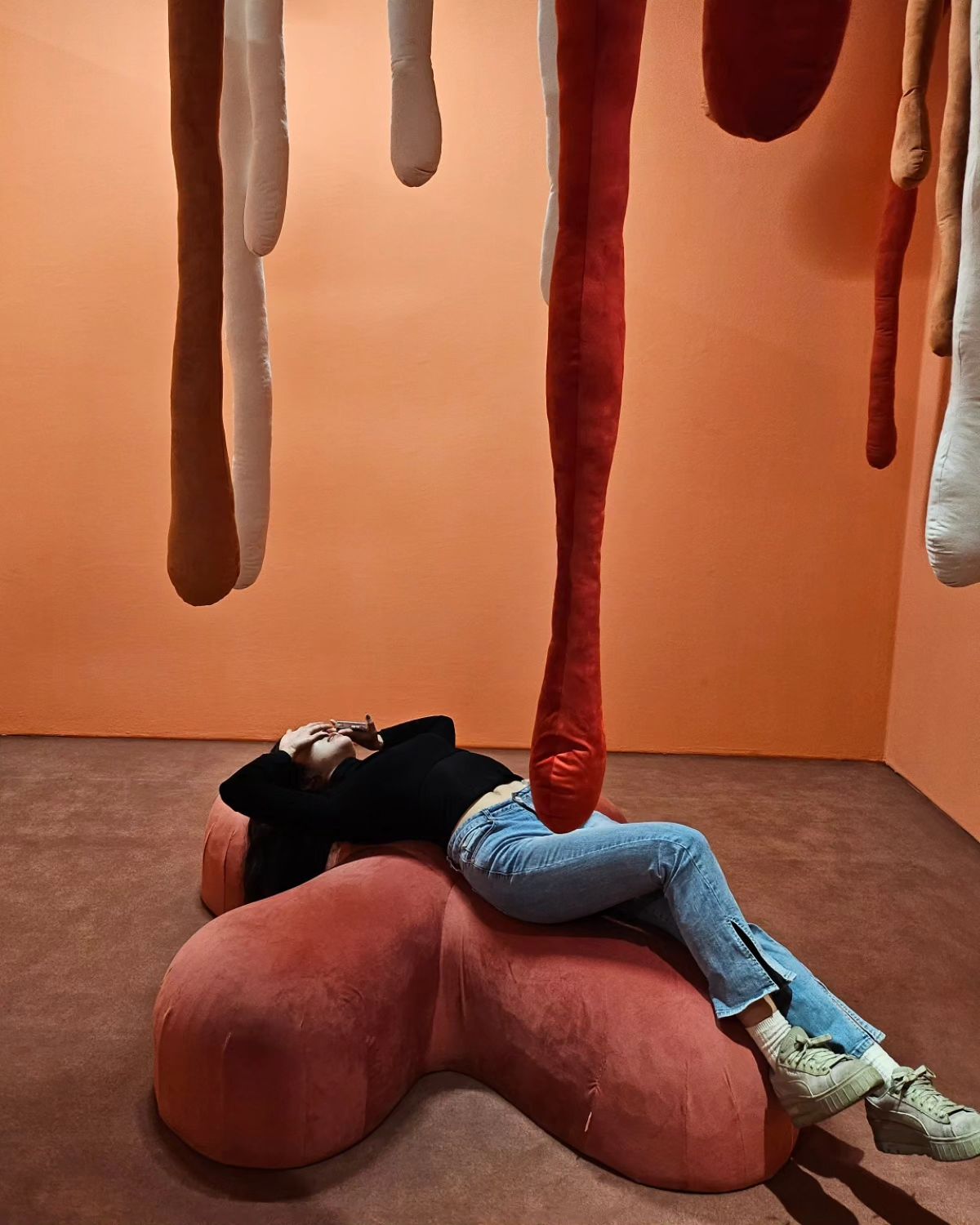where I lie is my bed

전시회 초대됐다고 대놓고 눕방, 꿀잠잔 머리
𝙒𝙝𝙮𝙧𝙖𝙣𝙤...

#엘르데코 #일민미술관 #진상 #진상규명 #할게없다