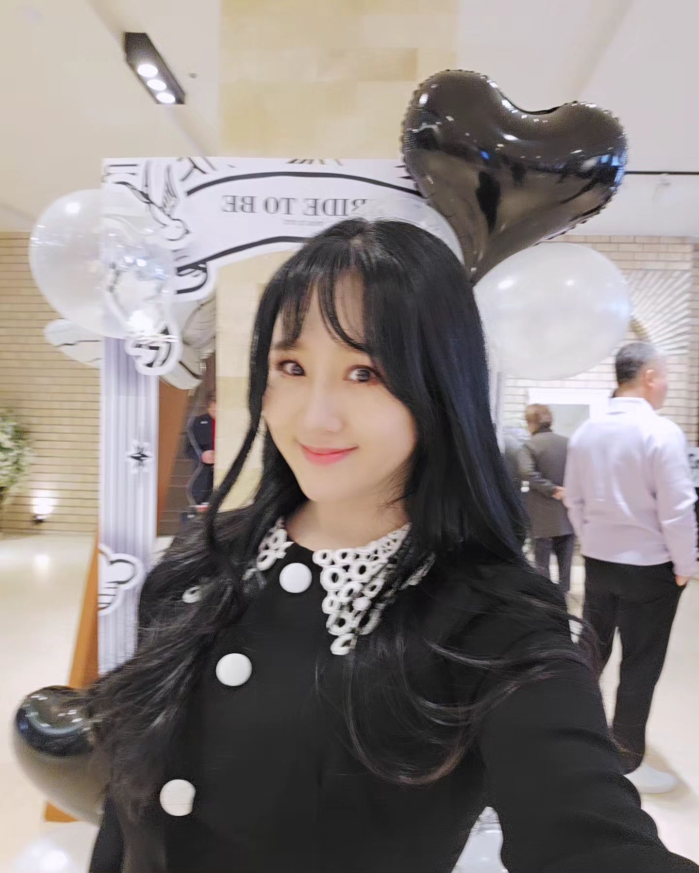 sunmir_jang 를 도와 풍선 🎈 열심히 만들기 💪
포토박스랑 깔맞춤 💍 깜장 하트🖤
꼬맹이들이 엄청 노리는 이뿐 포토박스 인증샷 📷