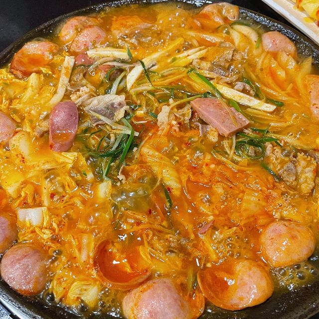 잘 먹는 펭귄🐧 #먹스타그램 on Instagram: "#신의주부대찌개 #협찬
삼성역에서 회식할 곳을 찾고 있다면~
보글보글 부대찌개🥘 먹으러 가시는 거 어때요?
햄 가득에~ 고기🥩가 푸짐해서~! 먹는 재미가
있어요😻

신의주부대찌개 삼성점
위치📍
서울 강남구 봉은사로108길 3-10
영업시간⏰
11:00~21:30
네이버 지도🗺
https://m.place.naver.com/restaurant/31520010/home?entry=plt

메뉴📝
부대전골 2인 22000원
치즈계란말이 8000원

부대전골 2인 ⭐️⭐️⭐️⭐️⭐️
소세지랑 우삼겹이 엄청 푸짐해요😋❤️
우삼겹만의 담백함과 짭조름하고 부드러운 소세지 토핑이 시원한 국물과 너무 잘 어울어져요🤤
또 밥 라면 무한리필이라~😻💕💕
푸짐하게 먹을 수 있었어요😂

#신의주부대찌개삼성점 #삼성역맛집 #삼성동맛집 #봉은사역맛집 #코엑스맛집 #강남맛집 #삼성역회식 #삼성동회식장소 #맛집 #맛스타그램 #먹스타그램 #좋아요 #좋아요반사 #펭귄맛집리스트 #펭귄_삼성"