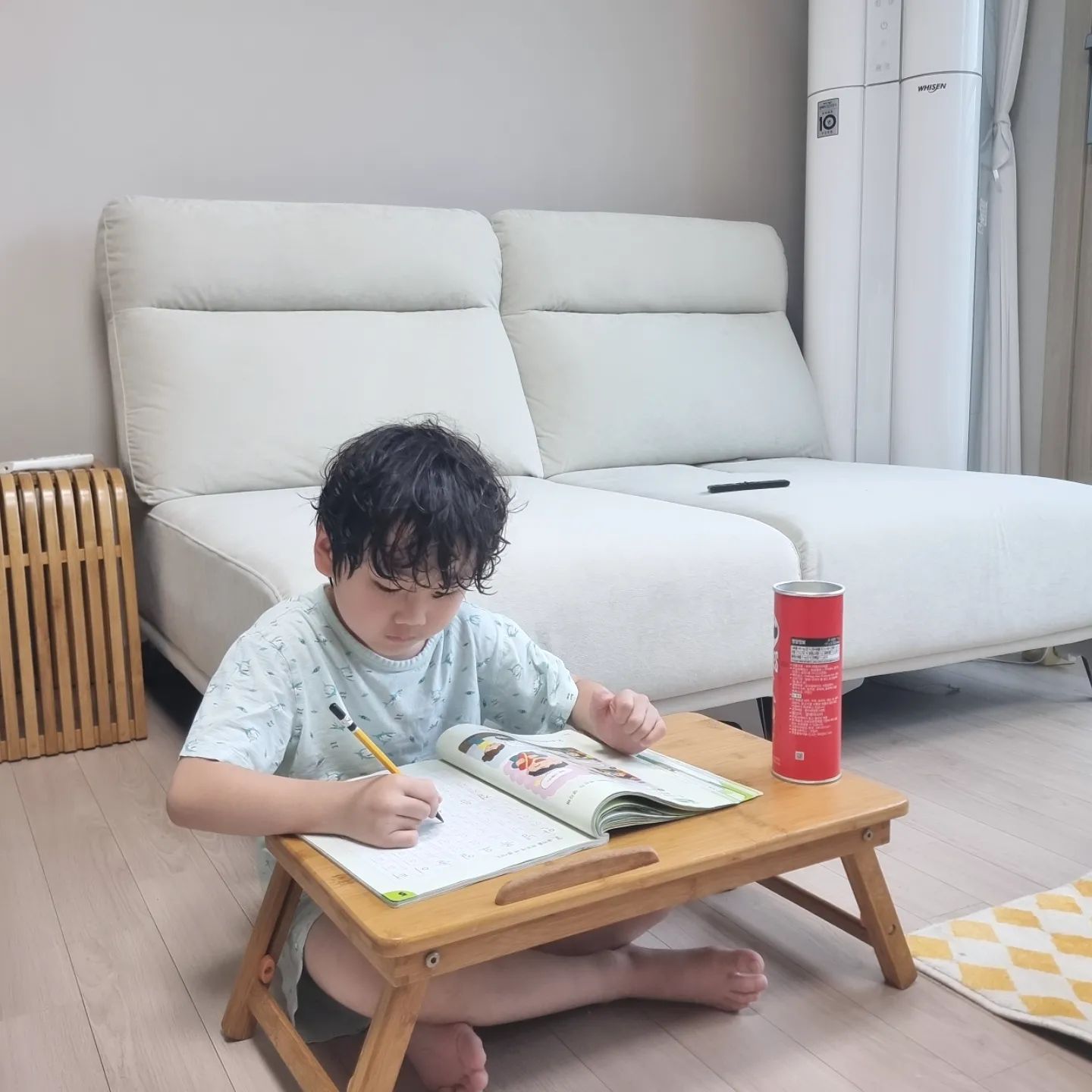 씻고 숙제부터 한다해서
나도 후딱 씻고 나왔더니
알아서 수학이랑 국어 패드수업까지 하는즁🫠
기특해서 칭찬스티커 붙여쥼~🍇
매일 오늘만 같아라~👏👏👏