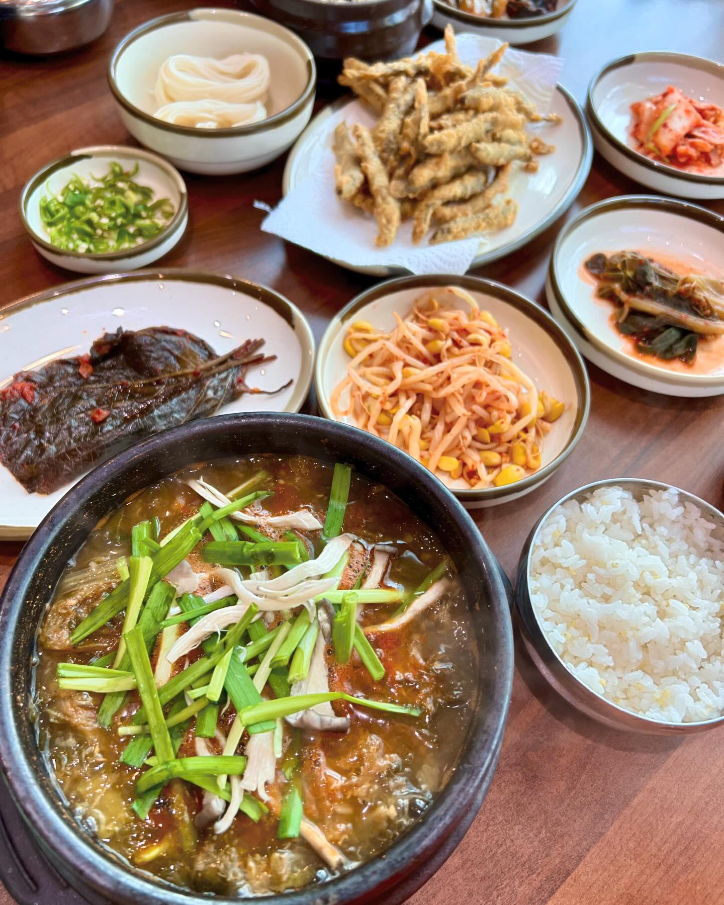 #협찬 🥢

🤧찬바람이 불땐 역시 든든한 #추어탕 

#본추어탕 

▪️갈은추어탕 12.000
▪️추어튀김 (소) 9.000
▪️돈가스 10.000

✔️짜지않고 정갈한 반찬
✔️푸짐한 우거지
✔️깔끔한 맛
✔️쾌적한 분위기

냄새에 민감한데 냄새도 안 나고
전체적으로 맛깔나면서 양도 많은데 
셀프로 즐기는 소면까지 먹으면 배 빵빵😌
튀김은 작은 미꾸라지로 튀겨내 
입에 걸리는 가시가 없어 사이드로 제격이에요👍
안그래도 날이 추워 뜨끈한거 생각났는데
☀️새해맞이 몸보신 제대로 했어요🧡

📍경기 남양주시 송산로 86 본추어탕
🕙10:00 ~ 21:00
.
.
#남양주맛집 #구리맛집 #구리추어탕 
#별내추어탕 #별내맛집추천 #추어탕맛집 
#별내동점심추천 #추어탕맛집 #오늘메뉴