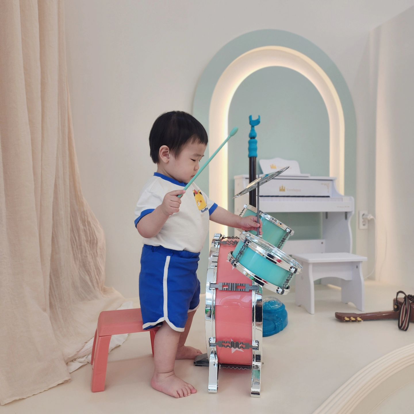 #일상기록
교회 드럼오빠출신 아빠를 따라? 대를이을ㅋㅋ
귀여운 배뚠뚠이 드러머를 소개합니다😍
너무 기욥지 않나유? 

아까워서 올려보는 사진들이에요

요즘 더 더워지기 전, 열심히 평일에도 
놀러다니며 사서 고생중인 애미들😅
너희들이 행복하다면 몸이 부셔져라
다녀볼겤ㅋㅋㅋ

조이키즈룸, 꿈빛나래키즈카페까지
동생들과도 너무 잘 놀아주는 우리딸,
솔미니 누나덕에 엄마들도 넘 수월했오용!
.
.
.
#우리아이들최고 #방과후일상