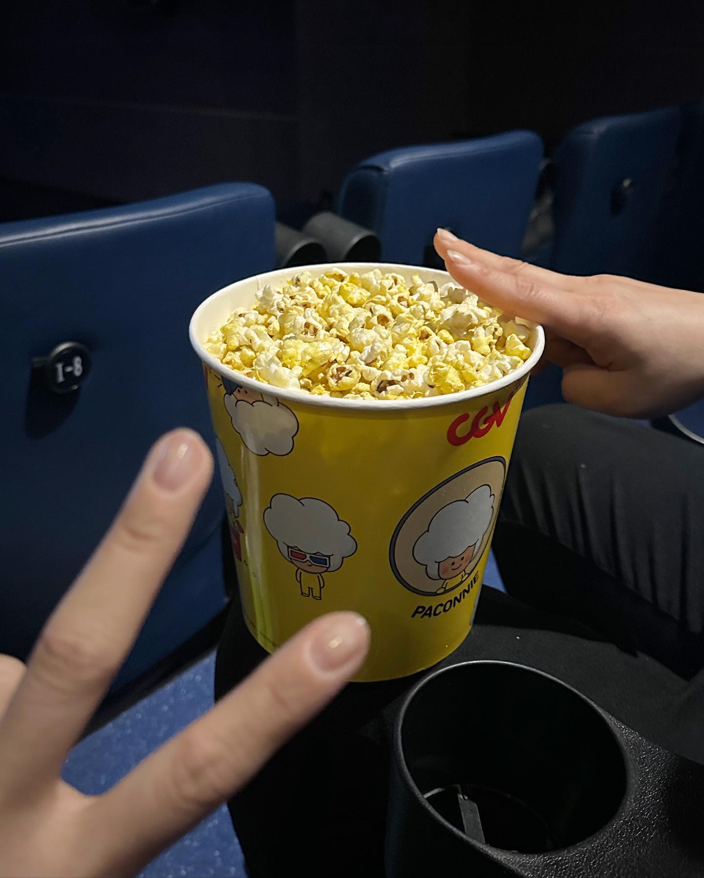 통신사 무료영화티켓은 롯데시네마라 오랜만에 간 cgv🎬
#순후추팝콘 이거 저만 지금 먹어본거겠죠?😮

매운지 여쭤보니 기침이 나올 수도 있다는 말에 멈칫 했지만
친구와 눈이 마주치는 순간…도전‼️
(이라고 외치고 혹시 모르니 달콤M 추가😆)

소심하게 몇알 입에 넣는데..
대박! 

이거 씨지브이 가면 꼭 드셔주세요.😂
첫 입은 고소한 버터향이 느껴지다가 끝에 살짝 스치는 후추맛의 감칠맛 👍

진심 이거만 사서 롯데로 가고 싶은 맛🍿
조만간 팝콘만 사러 갈지도?🙃

#cgv팝콘