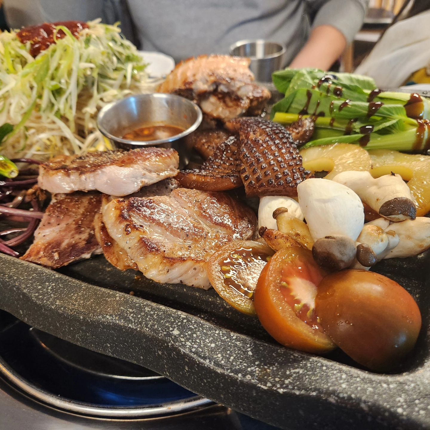 #내돈내산

청년고기장수 수원 김아롱점
매장 이름 특이함에 호기심이 갔다가 붕어빵 맛집이라서 가게된 곳
그러다가 다른 손님이 시킨 메뉴 비쥬얼에 바로 착석 
시즈닝스테이크목살, 숙성눈꽃삼겹, 껍데기까지.. 하나같이 내 입맛에 찰떡♡ 비냉에 삼겹살? 노노 껍데기랑 먹으니 매운맛 싹 가심.

술찌대신 마신 하이볼 비쥬얼... 사진 잘 못찍는 나도 이 정도 비쥬얼로 찍었으면 말 다했음 ㅋㅋㅋ

#수원정자동맛집 #청년고기장수수원김아롱점 #한판구이 #수원정자동고기집 #수원정자동 #수원맛집 #수원고기집 #수원하이볼 #수원정자동카페