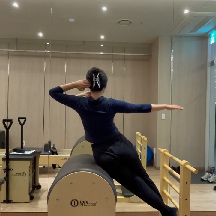 플랫 허리이신가요? 
네 저는 가슴부터 엉덩이까지 척추가 플랫! 
통자로 움직이는 체형을 가지고 있어요🙋‍♀️

필라테스를 하기 전까진 몰랐는데
꽤나 문제가 많았더라구요?

👩‍🏫: ”머리부터 조금씩 허리를 둥글게 말아서 내려갑니다“
🧎‍♀️‍➡️: ”(삐그덕삐그덕) 허리가 안 말려요.....“

평소 허리를 잘 쓸일이 없다보니 굳어버린 느낌..? 
그래서 이번 수업 때는 허리를 휘휘 돌리며
스트레칭을 제대로 알려주셨어요🤸‍♀️

복근 운동도 했는데
바이브레이션이 장난없었던....🤣
그 떨림이 아주 맛난 근육통으로 지금 오고 있습니다

집에 오는 길에 원더데이라고
원더플레이스 세일에 이끌려
화이트 탑 2개를 그냥 질러버렸네여~!
청바지랑 같이 휘뚜루마뚜루 입기 좋을 것 같지 않나여~?