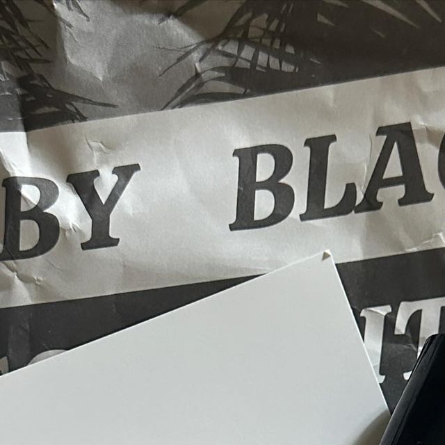 이나 on Instagram: "#광고 @blackhobby_official * 𝗕𝗟𝗔𝗖𝗞𝗛𝗢𝗕𝗕𝗬 ‘재즈’ 향수예용 은은하고 세련된 플로럴 , 고급스러운 바에서 느껴지는 섹시한 향이에효 ෆ 메종마르지엘라 레플