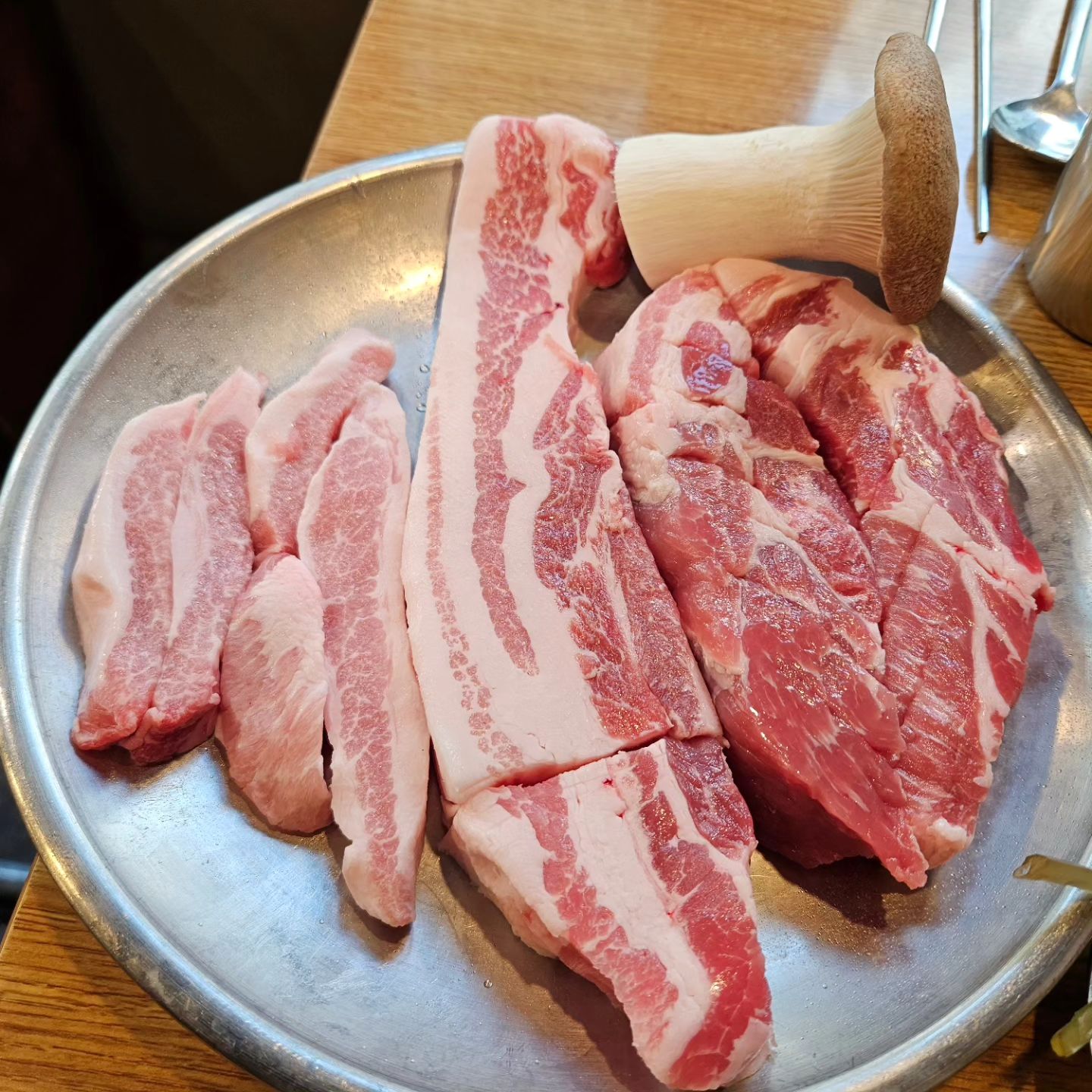 우리동네 고기맛집
역시 고기는 촌놈집 범계점!!
중앙공원에서 아이들과 신나게 놀고 배고플때 고고~
중앙공원에서 3분컷!
친절한 사장님 항시 대기 ㅋㅋ
고기는 사랑이쥬♡

#촌논집범계
#범계촌논집
#범계역맛집
#범계역술집
#우리동네맛집👍
#안양범계맛집
#촌놈집