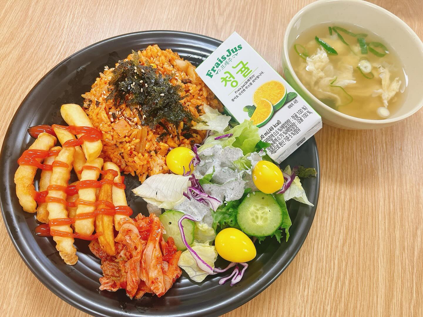 .

🌈색감 예쁜 오늘 메뉴
메추리알 치자 입혔더니 방울토마토로 앎😖

#영양사#영양사스타그램#급식#단체급식#급식메뉴#산업체#구내식당#스팸김치볶음밥#계란파국#감자튀김#메란그린샐러드