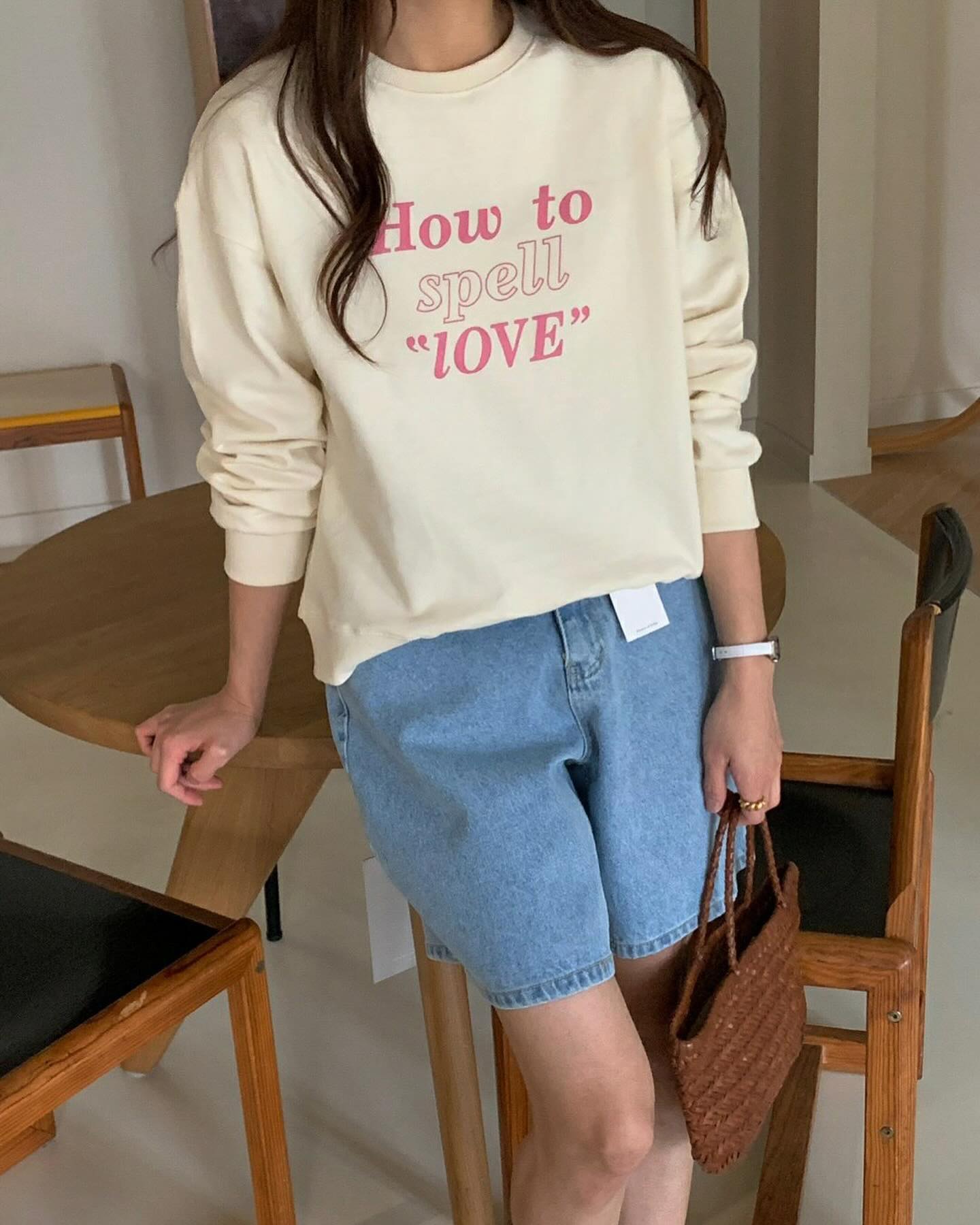 🤍 
 ⠀⠀ 
왜때문에 이렇게 바람이 불어대는거죠😇..
광주는 꽃이 많이 펴서 
야외 촬영하러 나가려고 준비중이었는데 철수...🫠
 ⠀⠀ 
아우터 안에 요 귀요미 맨투맨 입고
병원이나 가봐야겠어오🫠..
 ⠀⠀ 
 ⠀⠀ 
🔖 top : 하우맨투맨
🔖 bottom : 무브데님반바지
 ⠀⠀ 
#아인스제이