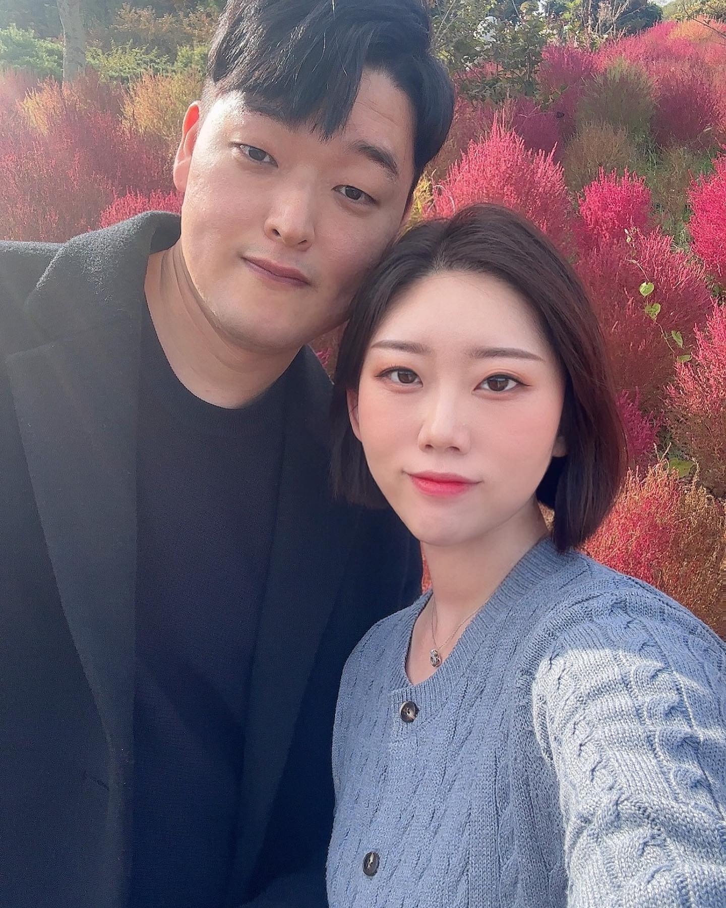 ⠀
핑크뮬리보다 댑싸리 🌳
⠀
⠀
#하나랑 #가산수피아 #댑싸리
#이뿌니랑 #커플사진 ❤️