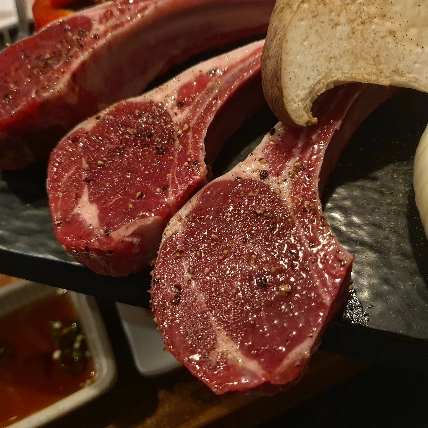 이태원 골목에 숨어있는 양꼬치, 양갈비 전문점 '태원양꼬치'에서
제발 양갈비🥩 드셔주세요 ㅠㅠ

잘못하면 누린내나기 쉬운 양갈비 부위를 정말 맛깔나게 구워서 육즙이 팡팡 터지는 고기가 이런거구나~
하는걸 느끼게 해준집입니다!

양도 진짜 많고 사장님부터 직원까지 모두 친절한 곳이에요🤗
고기 질이 너무 좋아서 특유의 냄새가 일절없었고 아는사람만 알음알음 
찾아오는 맛집st인데 매장안에 사람들이 꽤많이 있었습니다

모든 양꼬치는 일반, 즈란양념, 매운양념으로 되어있는데 이것또한 육즙가득
머금은 양꼬치라 정말 최고였습니다

서비스 중국식 물만두도 스릉흡느드🤩

📍0507-1443-0612
📍매일 17:00 - 01:00
📍이태원동 118-71

#이태원양꼬치 #이태원양갈비 #양갈비맛집 #양꼬치맛집 #이태원맛집 #이태원술집 #먹스타그램추천 #먹스타환영 #먹슽타맞팔