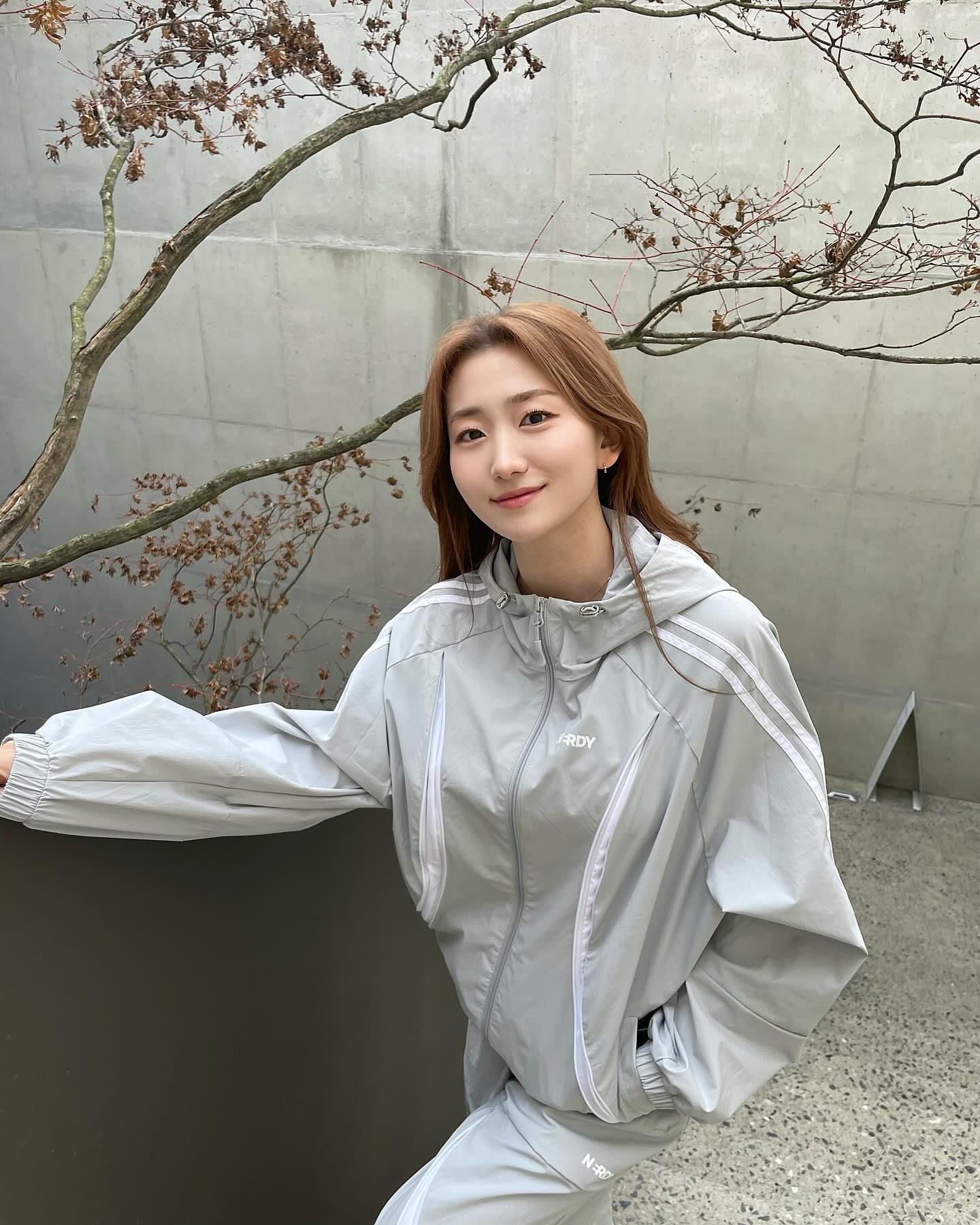 #제품협찬 nerdyofficial 
✔️컨실 지퍼 윈드브레이커 (라이트 그레이)
포인트가 되는 지퍼 디테일을 열고 닫음으로써
투웨이 연출 가능해서 활용도 높은 셋업!

바스락거리는 재질의 바람막이로 
다가올 봄에 입기 딱 좋아요✨🩶

#널디 #NERDY #윈드브레이커 #컨실지퍼윈드브레이커 #바람막이 #고프코어