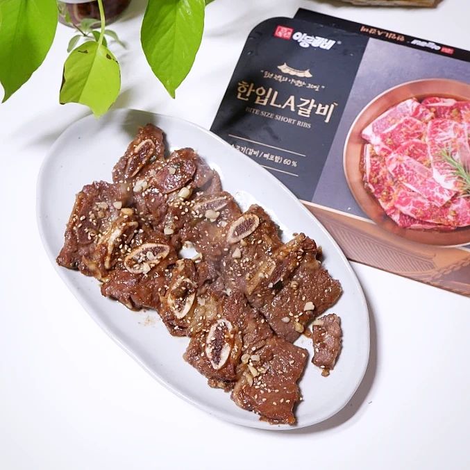 #광고 오늘 저녁으로는 #la갈비 ♡
카카오톡 쇼핑에서 만나볼 수 있는 
포천상생몰에서 주문한 한입LA갈비에요 

 냉동제품이라 해동 후 졸이  듯 구워주기만 하면 
울집이 곧 LA갈비맛집이 되요
요거 하나 만들어 #한끼뚝딱

함께 주문한 새벽바다 김자반 이것도 맛나네용
바삭하고 기름짐없이 고소해서 자꾸 손이 가는 맛

아이들 겨울방학 중이라
늘 뭐해주나 걱정인데
 김자반있으면 
반찬으로도 먹고 
주먹밥으로도 활용가능해 굳 

오늘 먹해먹나 고민일 때 들려보셔요

#포천이동갈비 #소갈비 #la갈비 #갈비맛집 #양념갈비 #한끼식사
#한끼뚝딱 #캠핑요리 #집들이음식 
#새벽바다 #김자반  #김가루 #완도김 #조미김 #김자반볶음 #김자반추천 #아기김자반 #맛있는김