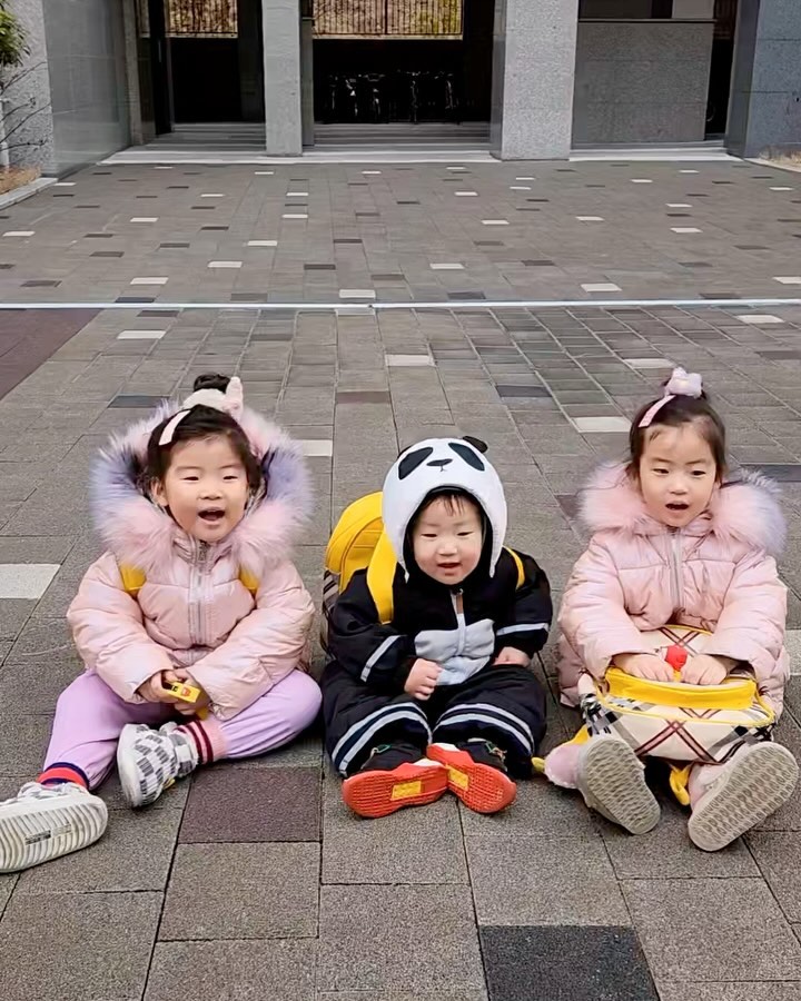 아빠랑 등원❤️

아빠 휴가날은 아빠랑 등원!!!
재민이랑 아빠 미리 내려가면, 수아지아 둘이 내려가겠다고..
벌써부터 둘이 등원하러 간다는 장꾸들😅
진짜 많이 컸네 곧…셋이 등원하러 가는 날이 올까???

아침에 일어나 책상에 앉아 끼적이는거에 재미붙였다💗
그 동안 재민이는 인형이랑 놀고…
오늘도 분명 여유있었던거 같은데 하하하 결국 후다닥 나가기

하원 후 친구집에 놀러간다고 신난 수아지아재민
씻고 친구집 고고💕
가서 저녁 또 먹고, 뛰어놀고, 신났다 이쁜이들
우리 주말도 행복하게 보내자🙏

#아빠휴가등원 #아빠랑등원 #스스로등원 #아침공부 #인형이랑놀기 #하원후친구집 #친구집이제일좋아 #신난아기들 #주말잘보내자 #쥐띠아기 #쌍둥이맘 #딸둥이 #이란성 #생후1268일 #호랑이띠맘 #생후677일