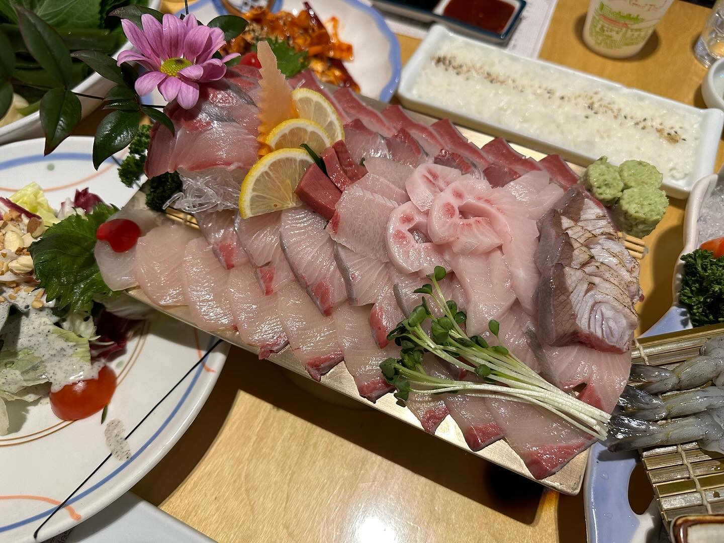 오랜만에 만난 친구들과 송년회를 했어요
대구 수성못에 있는 방어진이라는 곳에 대방어를 먹으러 갔는데 역시 제철음식인가봐요!
기름져 얼마나 고소하던지 친구들과 너무 맛있게 잘 먹었어요😆
조만간 남편과 방문하기로 찜! 

방어진 수성못점
#대구맛집#수성구맛집#수성못맛집#대방어#방어회#방어진#송년회모임#송년회모임장소#선팔#맞팔#소통#일상