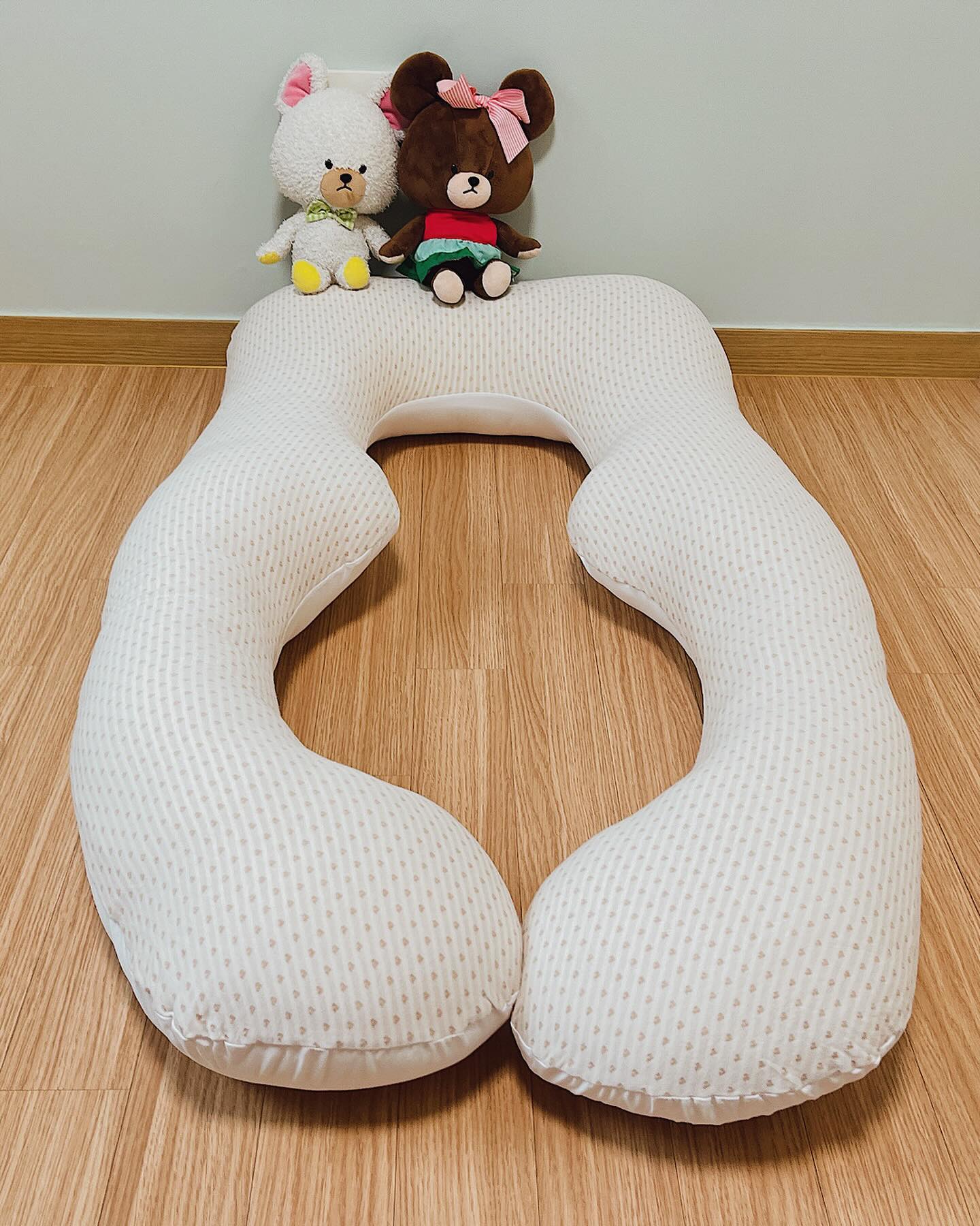 임산부 올바른 자세 알고 계시나요?👨‍❤️‍💋‍👨

#제품제공

뱃속에 태아랑 양수 무게까지 바로 누우면 압력 때문에 
편안하게 잠자기 힘들거든요 ㅠㅠ 불면증으로 괴로울 때에요.

그래서 전문가의 말에 의하면
정자세로 자는 것보다 최대한 왼편으로 돌려서 자는 것이 좋다고 하네요
그래야 배에 가해지는 압력이 덜해진다고 하네요
요런 바디필로우 사용하면 허리통증과 불면증에도 도움이 될 것 같아요

.

오가닉 제품으로 안심하고 사용이 가능해요

좋은점 👨‍❤️‍💋‍👨
- 우수한 벌키성
- 높은 탄성 회복력으로 지속성도 좋은 것 같아요
- 가볍고 추운 날에는 보온성도 있어요
- 부들부들해요

임산부 불면증과 허리통증으로 힘들 때 다양한 자세로 활용가능한점
아이부터 어르신까지 두루두루 사용가능해서 추천드려용

#임산부바디필로우추천 #임산부바디필로우 #문피스 #문피스임산부바디필로우 #임산부허리통증완화 #임산부불면증