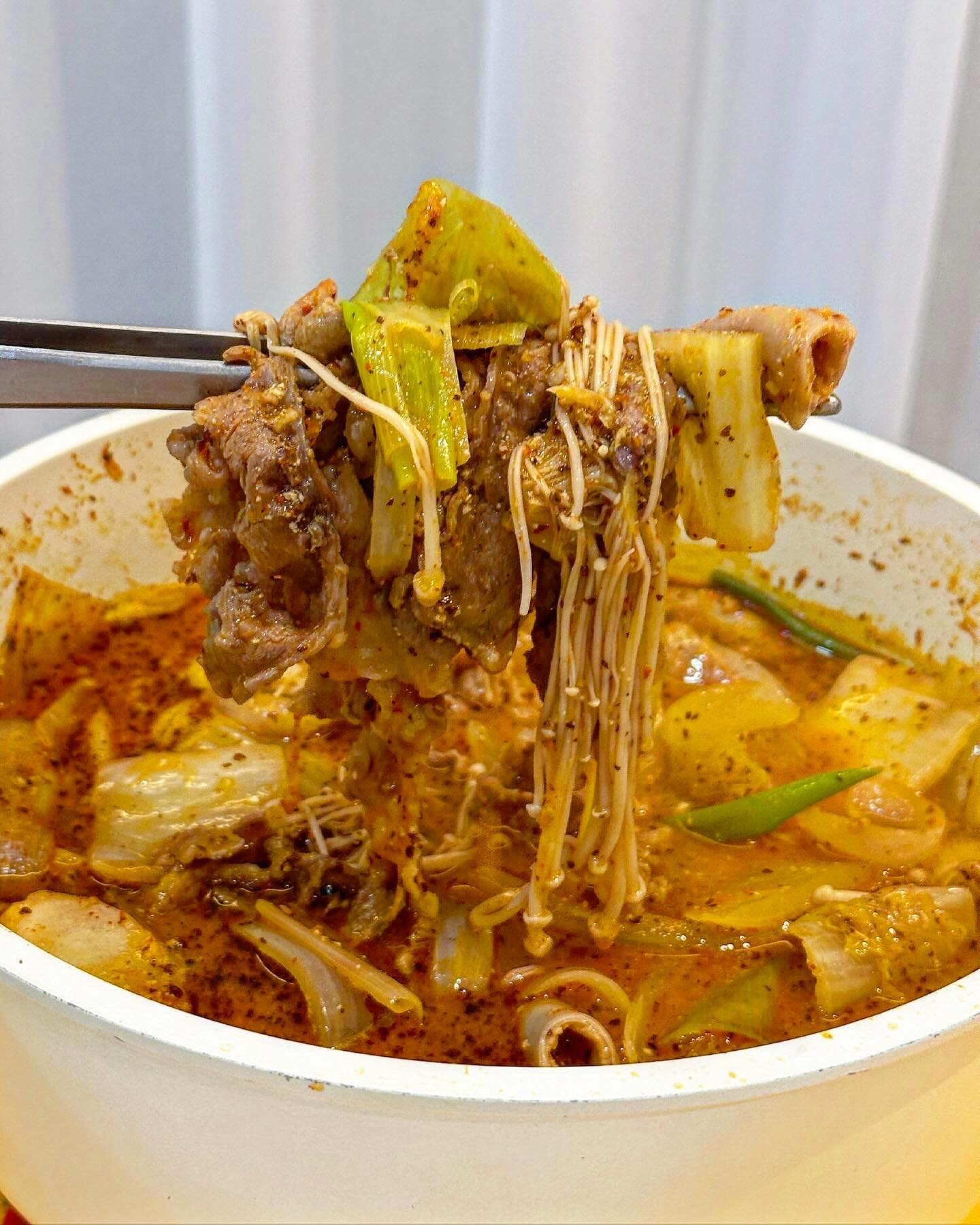 #협찬 
10분이면 인생곱창전골을 만들 수 있는 #곱마니곱창전골
파주 운정신도시 대표 맛집인 육회품은돼지에서
매장의 인기 사이드 메뉴인 곱창뚝배기를 푸짐하게 담아 
곱창전골 밀키트로 제작했어요

✔️끓이는 법
양념이 들어있던 컵으로 물을 3컵 (900ml) 넣어주세요
비법사골양념장, 곱창, 우삼겹을 넣고 1분이상 끓여주세요
야채, 들깨가루를 넣고 5분이상 끓여주세요

이 3가지 단계로 10분만 끓이면 되는 간편한 밀키트
함께 들어있는 컵으로 물양을 맞추니 계량할 필요 없어서
캠핑이나 여행갈때 챙겨가면 좋겠더라구요

전골에는 스팀 초벌한 곱창 200g + 
우삼겹 150g이 들어있는데 
스팀초벌 200그람이면 
생곱창 400그람이 넘는 양이라더라구요

곱이 가득한 곱창이라 졸일수록 진한맛이 우러나 더 맛있는것
고기잡내 1도 없고 고기며 야채며 양도 푸짐푸짐
저는 매운걸 좋아해서 청양고추 썰어 넣었더니 칼칼하니 쏘주를 부르는 맛
양념장이 넉넉해서 2차로 물이랑 소스 좀 더 넣고 
라면까지 끓여 먹었는데도 모자람이 없었다는거
추운 겨울 뜨끈하게 곱창전골 어때요? 

✅️ 6poom_pig