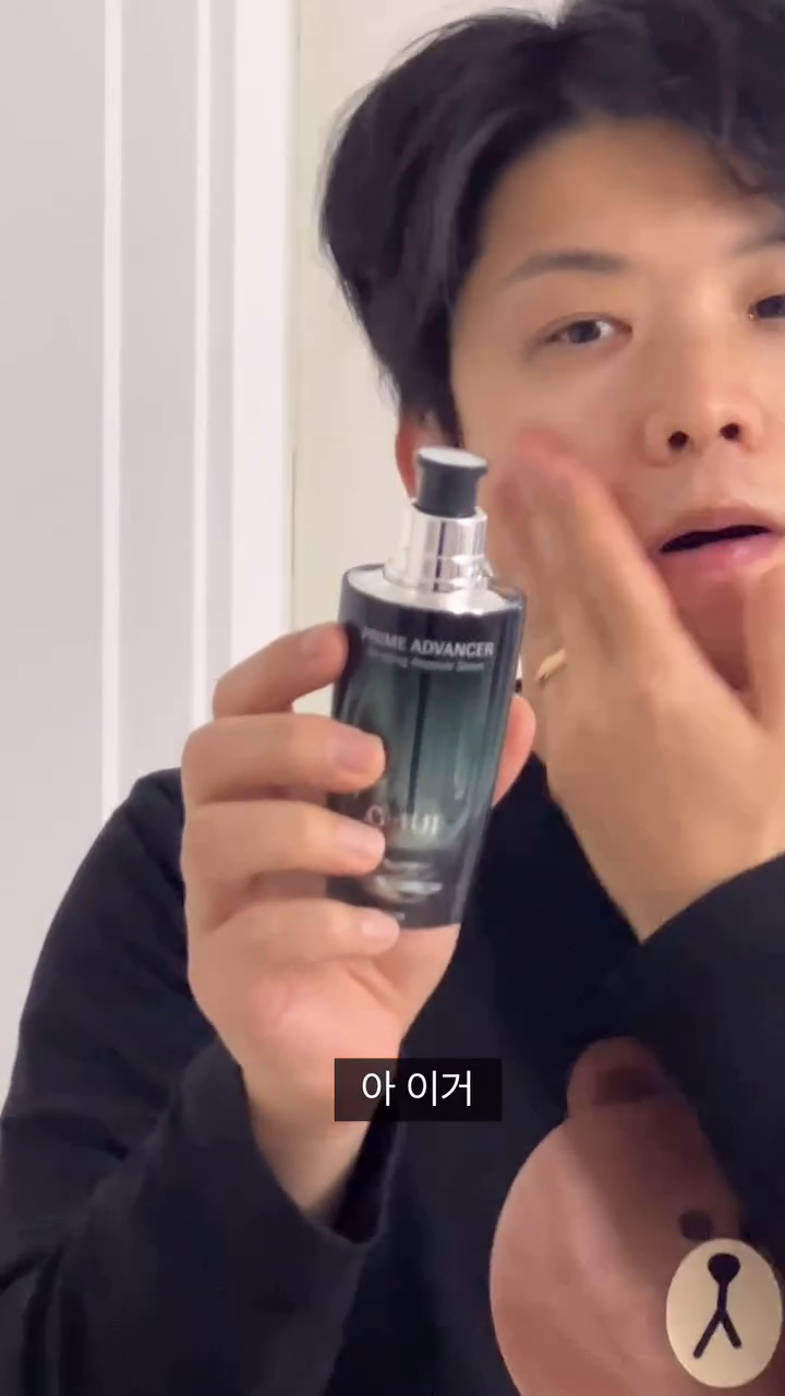 장우나오기 전까지 진짜 (인정하기 싫지만) 동안이었던 남표니가..
점점 얼굴이 흘러내리기 시작하면서 
앞자리 4되기전까진 홈케어로 노력해보자는 마음으로
#오휘#디에이징세럼 선물해줬어요🐥

실제로!!
오휘 제품 중 백화점 재구매율 1위 제품인 프라임 어드밴서 앰플 세럼이 
새롭게 리뉴얼 최근 핫한 성분인 Green PDRN이 함유되어
365일 흔들림 없는 탄탄한 피부로 가꿔주는 텐션/탄력 부스팅 앰플 세럼으로 재탄생 했어요🤍

앰플이고 세럼이고 뭐 바르는거 극도로 싫어하는 남자도 바르는
여러 번 레이어링해도 산뜻하게 스며드는 실크스카프 텍스처
앰플 세럼으로 앰플같이 쫀쫀한 제형이 부드럽게 스며드는 느낌 
얇게 발리며 끈적임 없이 녹아내리는 부드럽고 고급스러운 사용감 탄력있는 느낌까지!!!! 대박이죠

말로만 하는게 아닌 임상을 통해 확인했습니다✔️
4주 사용 후, 7살 어려 보이는 피부 나이
*눈가 주름, 볼 탄력 측정과 팔자, 눈 밑 주름의 전문가 육안 평가 결과를 Aging Index 모형을 이용하여 피부 나이 산출 
(주)엘리드 / 23.10.05-11.03 / 41-60세 여성 32명
 
#유료광고#OHUI#프라임앰플세럼#PDRN세럼#LG생활건강 
#세럼추천#앰플추천#화장품추천#홈케어#연상연하부부#젊어져라 
#환경재단#레페리