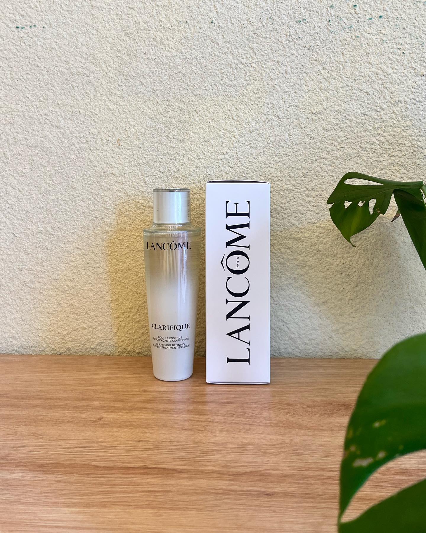 #협찬 lancomeofficial 
랑콤 클라리피끄 에센스로 가볍게 홈케어해보세요!

피부 리듬을 깨워주어 맑고 투명한 피부 표현을 완성해주고, 8배* 더 오래 지속되는 보습 효과를 선사해주는 바이 페이즈 에센스 포뮬라의 트리트먼트 로션인데요.🥰

특허받은 휘스크로 바이 페이즈 에센스 포뮬라를 고르게 섞어서 사용하면 피부 깊숙이 스며드는데, 제형이 가벼워서 발림성도 좋고 며칠 사용해보니 피부속부터 차오르는 수분감을 느낄 수 있었어요~💙

22일만에 피부의 턴오버 주기를 빠르게 개선해 유수분을 조절해준다고 하니 꾸준히 사용해보려구요 ㅎㅎㅎ 

맑고 생기있는 피부를 원하신다면 데일리 스킨케어템으로 랑콤 어때요?👍

#랑콤 #클라리피끄 #클라리피끄더블트리트먼트 #브라이트닝 #트리트먼트로션 #22일피부턴오버 #8배피부보습 #맑고투명한피부 #데일리스킨케어 #홈케어