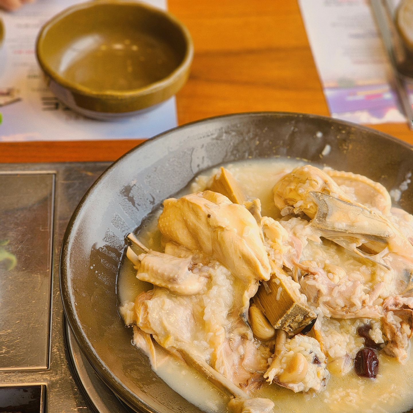 초복이 오기 전, 친정엄마와 점심 보양식 누룽지닭백숙🐔 인기 많은 곳은 왜 괜찮은지 알 수 있었던!!

잡내 1도 없고, 뼈도 쏙쏙 빠지고
누룽지죽까지 아주 예술이던데요?😊

4층에 커피숍도 있어서
아주 야무지게 한 건물에서
이 더운날 몇시간 보내다 왔네요🤩

엄마가 사준 점심 아주 배부르고 맛나게 먹고
하나 항생제 안가지고 나와서
부랴부랴 집으로 다시온..🤣

하나 방학때 만나 엄마😉
#얘네방학길어 #초복스타그램 #닭백숙🐓 #인천백숙맛집 #누룩골삼산점 #주말아이랑