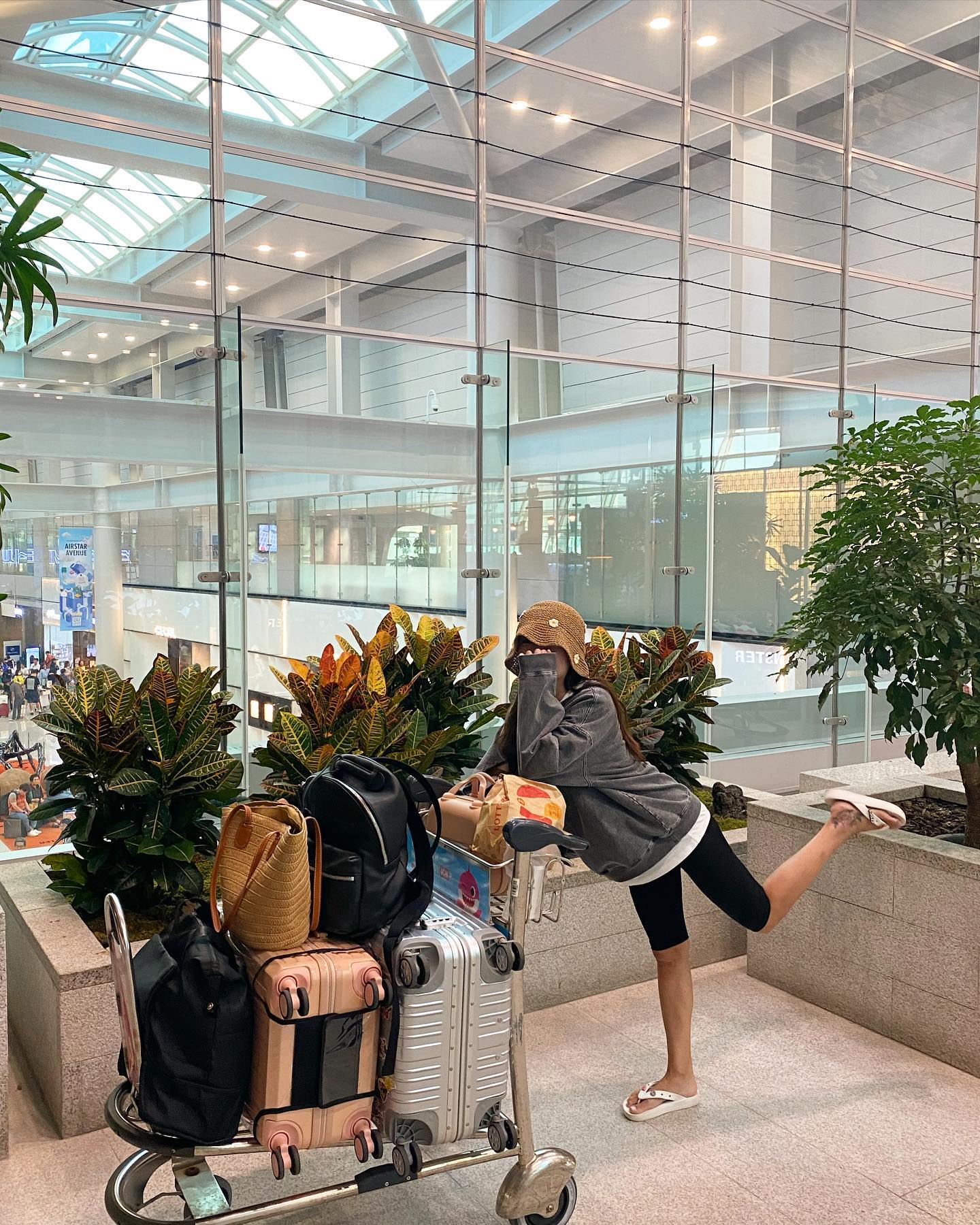눈뜨면 인천공항 이였으면,,
촐랑촐랑 잘 할 수 있 는 데 요
겨울에 태어났는데 겨울이랑 기싸움하는중 
바닥보이는 수영장에서 어푸어푸🫶🫥

#추억여행#눈뜨면#외국#겨울#별로