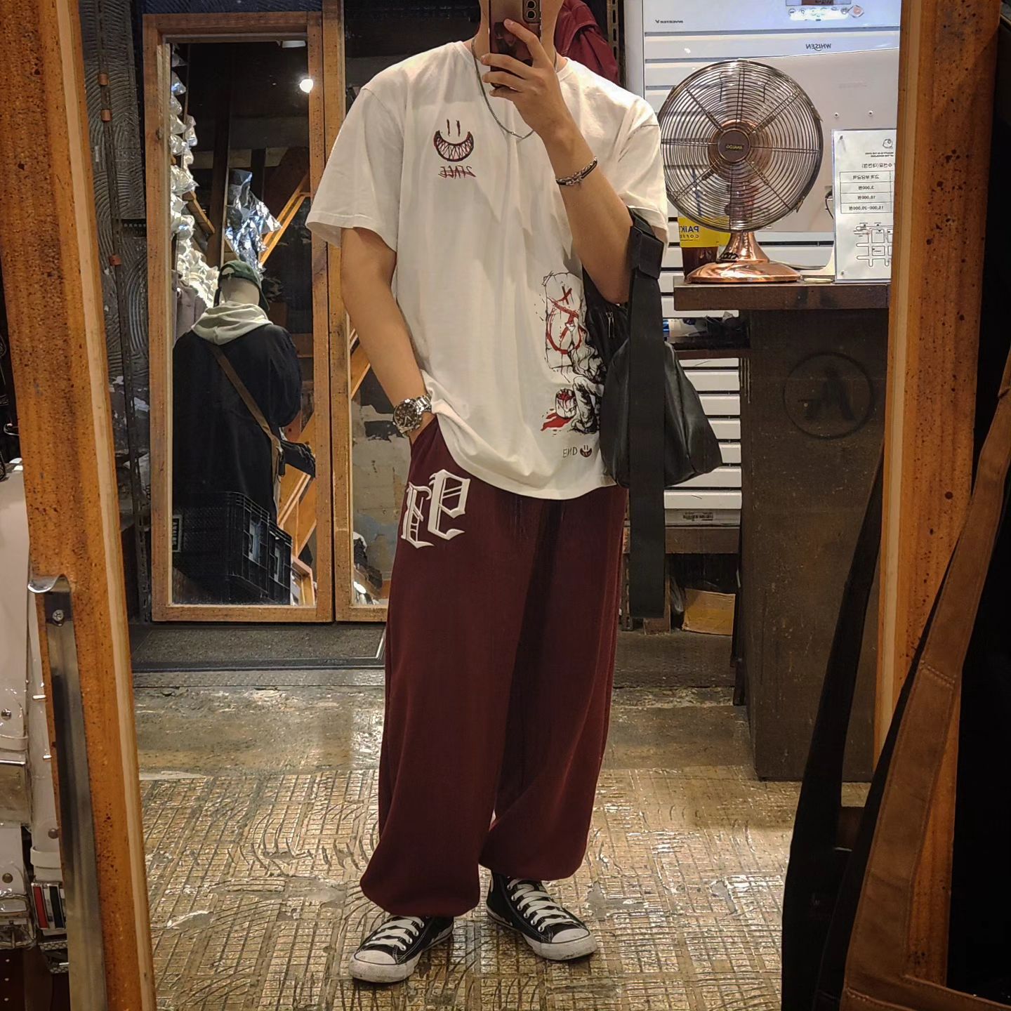 "SHOPPINGGGGGGG🛒"

▪️여름이 끝나기 직전, 쇼핑 갔던 사진을 이제야 올리네요.

▫️개인적으로 좋아하는 옷들과 쥬얼리의 집합체입니다.

▪️겨울 옷을 얼른 장만해야겠네요🛒

MAIN AD

-top x artist_wear
-bottom x 1993studio_official
-shoes x converse_kr
buy x musinsa.official

Order item

-jewrly x jbans_classic
-jewrly x fourm.official
buy x musinsa.official 

-bag x cosyharu.co.kr
buy x cosyharu.co.kr 

#힙합패션 #쇼핑