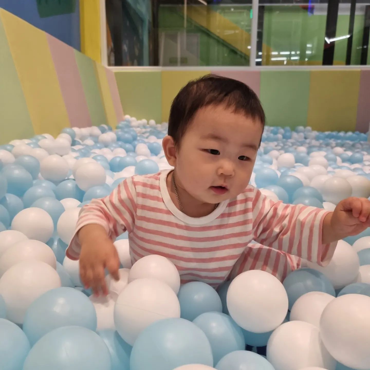 🐥D+327

어제 아빠 공동연차 찬스로 베이비까페가 아니라 키카 첫 방문기념❣️
평일 아무도 없는 시간에 방문해서 형님누님들한테 프리허게 맘껏 놀 수 있었다✌️ 
새로운 공간에 뭐가 많아서 내내 신나보이던 우리 꿀별이💙
엉아들 노는 장난감들이 너무 신기하고 흥미롭고 그랬지!!! 꿀별이가 조금 더 크면 더더더더 재밌을거야!
우리 뽀동이 곧 커서 얼른 아빠랑 열씸히 키카 다니렴~^^ 호홓❤️❤️❤️

+ (오후에 갔는데 뭔가 타이밍을 놓쳤던거인지 극 업됐던건지 낮잠2 안잤어도 밤 10시 다되어서 잔 너... 담부턴 엄마아빠가 좀 manage해볼게ㅠ.ㅠ)

23.11.03

#광교키즈까페 #11개월아기