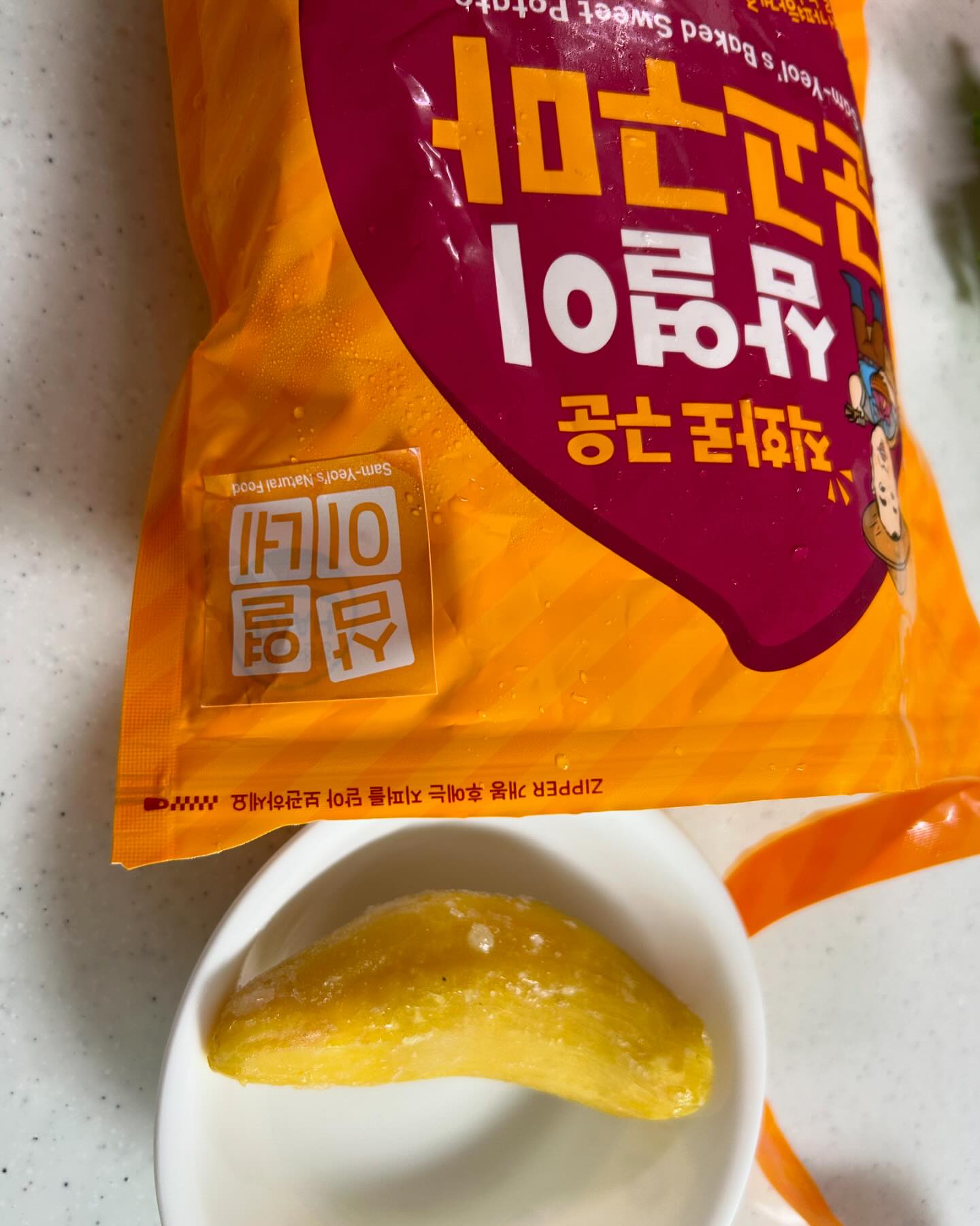 #광고 삼열이네 군고구마 #🍠
samyeol_official 

직화로 구운 삼열이 냉동 군고구마 1kg

그냥 먹어도 맛있는 삼열이 냉동 군고구마는
자연 해동 아이스 고구마로도
간단 조리에도 요리가 되는 간편함과 맛을 지닌 간편식이예요

무엇보다 저는 개인적으로 껍질이 깨끗하게
제거되어있어서 더 호감이였어용😙
당장 먹고 싶게 한입 사이즈로 앙

손에 묻어나지 않고 언제 어디서나 간편하게 먹을 수 있는
*큐어링 완료한 (아물이)
당도 35brix 이상
기타 첨가물 제로 백퍼 고구마

베니하루카 품종, 베트남 열대지역으로
사계절내내 즐길 수 있는 ‘삼열이 고구마’
베니하루카품종은 호박고구마의 촉촉함과
밤고구마의 포실함을 합쳐 꿀 고구마로 불리며,
질감은 단단하면서도 노란 속살이 특징!

*바쁜 하루 일정속에 간단히 간편하게 든든히 먹을 수 있게
조카 웅이가 있는 언냐네로 배송* 선물에도 아주 좋습니다🎁

아침 대용으로도 최고라는 후기**

 #삼열이네 #베니하루카 #군고구마