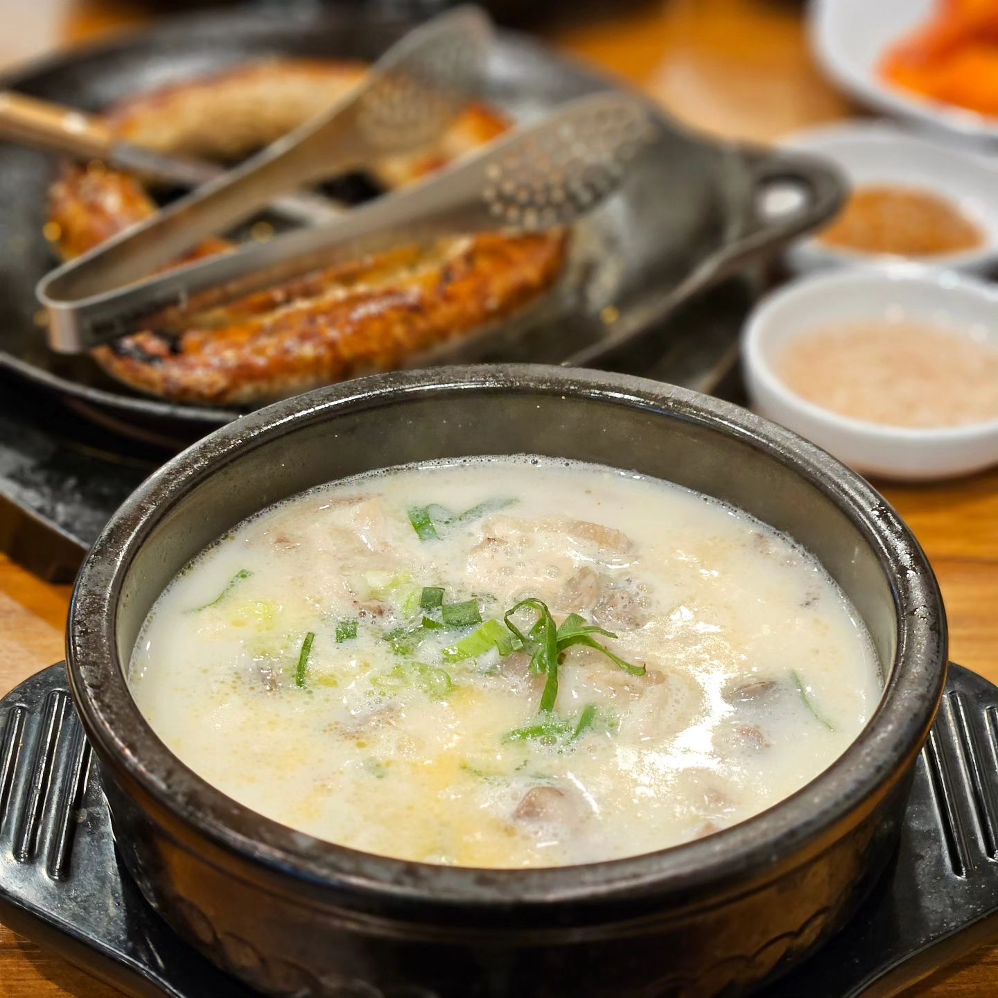 #광고 믿고 먹는 순대실록
순대 서테이크

.
.

#순대실록뱅뱅사거리점 소주랑 먹기 좋은 메뉴들로 도배된 순대 맛집! 뱅뱅사거리 근처에서 술 한잔 걸치기에 딱인 곳. 공간이 넓고 깔끔해서 회식장소로도 딱임. 방송에 여러차례 방영된 바 있는 순대 스테이크는 당연히 맛있고 다양한 버전이 있는 순대국도 일품이다. 키오스크에서 다대기를 빼거나 무언가를 추가하는 등 세세한 주문까지 다 할 수 있는 점도 매력적이었다. 현재 네이버 영수증리뷰이벤트도 진행중에 있으니 방문해서 맛있는 거 먹고 이벤트도 참여해보자! 개인적으로 오래전부터 좋아하던 맛집인데 오랜만에 다양하게 먹어보니 모두 맛있었다. 찬 하나하나도 허투루 하지 않는 곳임!

sundaesilrok_bbs

.
.

#강남역맛집 #도곡동맛집 #강남회식 #강남모임장소 #저녁맛집추천 #순대실록 #foodie #soondae #sundae#sundaeguk #lfl #fff #いいねした人全員フォローする #フォローバック #いいね返し #강남술집 #뱅뱅사거리맛집 #인친구함 #저녁모임 #먹팔 #먹스타소통 #먹스타맞팔 #댓글반사 #댓글소통 #소통해요 #맞팔댓글 #선팔환영