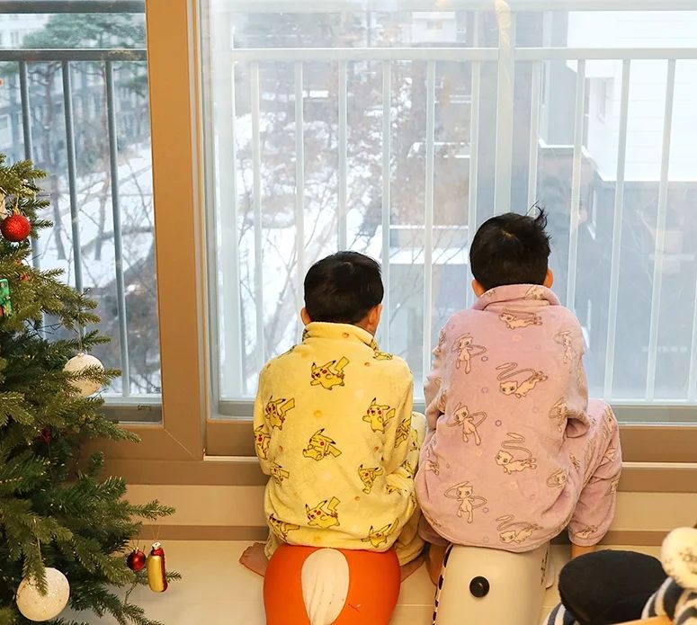 눈 오는날 아침
우리집 황구 백구
시고르자브르 두마리
추워서 놀지는 못해서 불쌍하네
-
#초등육아
#아들육아
#초등일상
#육아기록