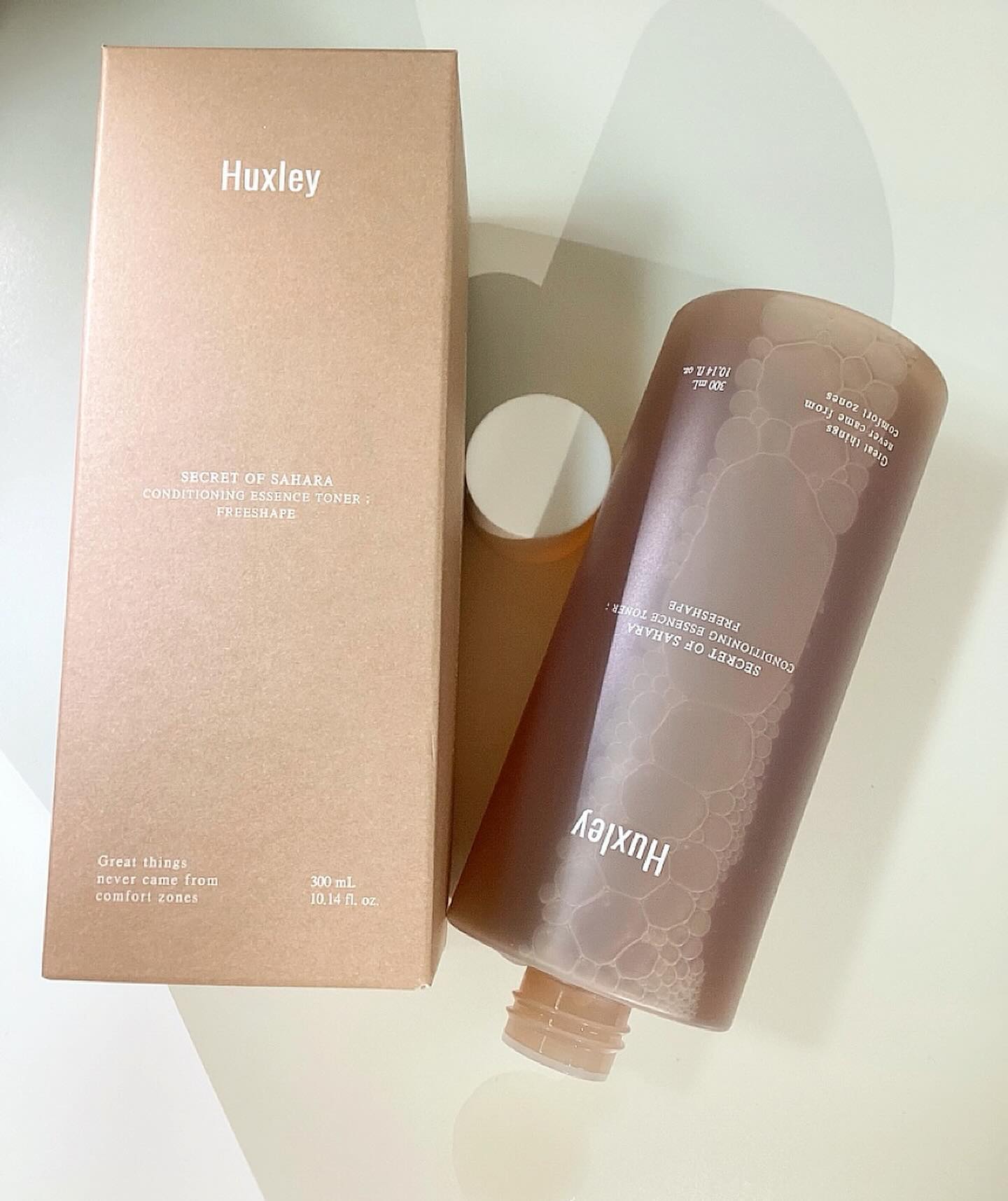 huxley_korea #광고#AD#향좋은토너#모르칸가드너향#정원향#속보습#촉촉템#촉촉토너#💐

헉슬리🧡🧡🧡🤍🤍🧡Huxley

컨디셔닝 에센스 토너 프리쉐이프
SECRET OF SAHARA MONING ESSENCE FRERSHAPE TOWER

내 피부를 위한 첫번째 습관 에센스 토너 프리쉐이프💦💦

2.5mm 속피부 관리로 매일 아침 달라지는 피부

🔥🔥
주름 개선
피부 저자극 테스트 완료
민감피부도 자극없이
🔥🔥

고가의 앰플, 에센스가 효과가 없다면?

프리쉐이프로 피부속 수분길을 열어주어야 할 시간

헉슬리 에센스 토너 프리쉐이프 슈퍼 시너지 원리

1단계
선인장 케라티네이즈 성분이 묵은각질만 쏙쏙 골라 청소!💚🍀

2단계
선인장 발효수 성분이 2.5mm 속피부까지 수분길을 열어줘 다음 바르는 제품의 흡수력도 UP! UP!🌊🌊

3단계
선인장 세라마이드 성분이 피부장벽을 견고히 다져 수분이 손실되지 않도록 철벽방어!✨✨

>첫단계 필수 에센스 토너💟
>2.5mm놀라운 흡수력🩵
>매끈 촉촉 결 수분 관리🤍

'첫번째 필수 에센스 토너'의 눈에 보이는 피부 개선 효과
*임상테스트 완료
속보습 2.5mm깊이 수분량 증가
피부 결 (거칠기) 개선
24시간 보습 지속
피시험인원 : 20명/시험기관 : (주)마리디엠 피부과학연구소 시험기간: 2024.02.19-2024.02.23
*개인의 피부 상태에 따라 달라질 수 있습니다.

헉슬리 에센스 토너 프리쉐이프로 투명하고 촉촉한 피부 깨우는 활용법>

Step 1
헉슬리 양면솜을 활용해 묵은 각질과 노폐물을 제거해요.

Step 2
손바닥에 프리쉐이프를 덜어 지그시 눌러 흡수시켜요.

2.5mm 속보습 두배 충전으로 피부 컨디션 UP! UP

➡️헉슬리 제품이라면 믿고 사용하는 헉슬리 향덕후!ㅎㅎㅎ특히나 헉슬리 모르칸가드너를 정말 좋아해서 봄에는 꼭꼭 뿌리고 다니는데 헉슬리에서 토너가 나왔다!?!? 제품력 맛집 헉슬리 제품 당근 써봐야죠😆💗💕✨제형은 보다시피 물같은 제형에 향이,,,진짜 대박,,! 그냥 꽃밭 온 향이,,황홀 그 잡채,,💐🌸🌷그냥 봄이에요 봄,,!이거 바르면 봄이 온 피부로 느껴지는,,대박!!!👍👍저는 그래서 몸에도 챱챱 발라주고 힐링한다는(?)ㅎㅎㅎ제품력도 당근 넘 좋아요!! 촉촉해서 피부 안으로 수분이 삭 들어오는 느낌!! 왜 첫길이라고 하시는지 알것같은 느낌,,! 다들 한번 사용해 보세요 헉슬리가 헉슬리했다//_<🔥🔥

 #글로우픽체험단 #헉슬리 #수분보습토너 #선인장발효수토너 huxely_korea#헉슬리토너#헉슬리토너추천#감성토너#보습#촉촉#순항토너#촉촉한수분가#선물로좋은#촉촉한화장품#촉촉한마무리#부드럽고순한#부드럽고순한사용감 #에센스토너#프리쉐이프#첫번째수분결토너#스킨케어첫단계#헉슬리향토너