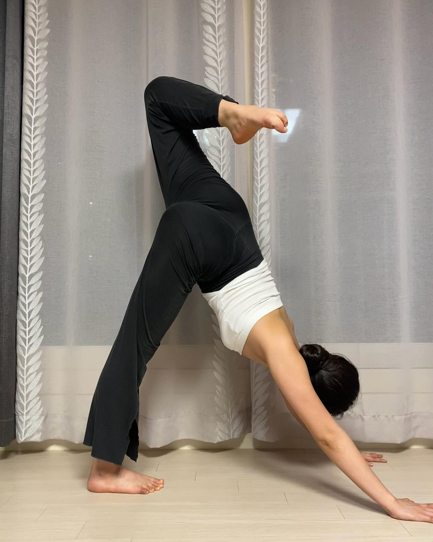 #협찬 call me newbie yogi choi 🧘🏻‍♀️ 
SUPER J 오프라인 활동 중 하나인 요가 원데이 클래스!! 
강사님은 너무 예쁘신 rie_akiba 💛
요가는 많이 안 해봤는데 완전 힐링되는 시간이었어요! 
레티놀C 넣은 탄산수 먹으니 정말 몸의 피로가 다 풀리는 느낌.. 너무 맛있어서 계속 마시게 된답니다! 
요가 매트도 주시고!! 덕분에 몇 년 썼던 매트 드디어 바꿨어요.. 쨍한 노란빛 위에서 운동하니 힘이 마구마구 나요! 건강한 생활 완전 가능!
오늘도 슈퍼레티놀C 하나 먹으면서 포스팅 올립니다~! 
#바이탈뷰티 #슈퍼레티놀C #SUPERJ #먹는레티놀 #갓생러 #갓생비타민 #레티놀 #비타민C #레티놀추천 #속결속광 #올리브영레티놀 #올리브영이너뷰티 #요가 #yoga #yogi #yogalife