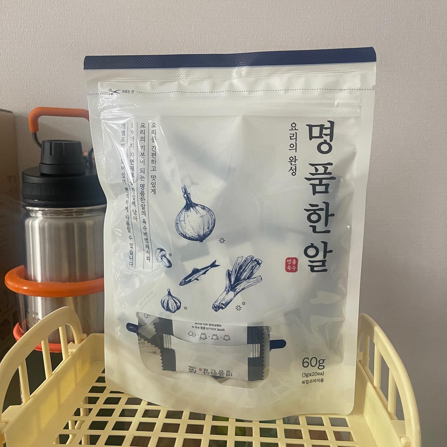 #협찬 🍲제이웰푸드 명품한알, 깊고 진한 육수 사용 리뷰🍲
집밥의 깊은 맛을 찾고 계시다면? 
제이웰푸드의 명품한알 깊고 진한 육수가 바로 해답이에요
밋밋한 국물 요리에 이 육수를 넣는 순간, 마법 같은 변화가 일어나 깊어진 맛이 일품인 진한 국물 요리를 완성할 수 있는데요!
제이웰푸드만의 특별한 로스팅 비법으로 향긋하면서도 깊은 맛의 육수를 느낄 수 있는데요 멸치 특유의 비린내가 없어서 깔끔한 육수 맛을 즐길 수 있어요
개별 포장된 상태로 숟가락이나 손으로 으깨면 가루가 되어 국물 뿐 아니라 무침, 볶음 등 다양한 요리에도 활용할 수 있어요
어느 요리든 완성도를 높이는 육수를 만들 수 있기 때문에 누구나 쉽게 일상의 다양한 요리를 완성할 수 있죠
집에서 간편하게 요리의 수준을 한 단계 업그레이드할 수 있어 집밥의 퀄리티를 높이고 싶은 분들에겐 안성맞춤~~~
명품한알 깊고 진한 육수는 일상에 깊은 맛의 풍미를 더할 뿐 만 아니라 요리하는 즐거움을 배가시키는 매력이 있어요
건강하고 자연스러운 맛의 뿌리를 제공하면서도 사용이 간편해 요리하는 분들께 정말 추천드리는 제품이에요 ^^

#코인육수 #육수 #요리 #홈쿡 #맛스타그램 #찌개