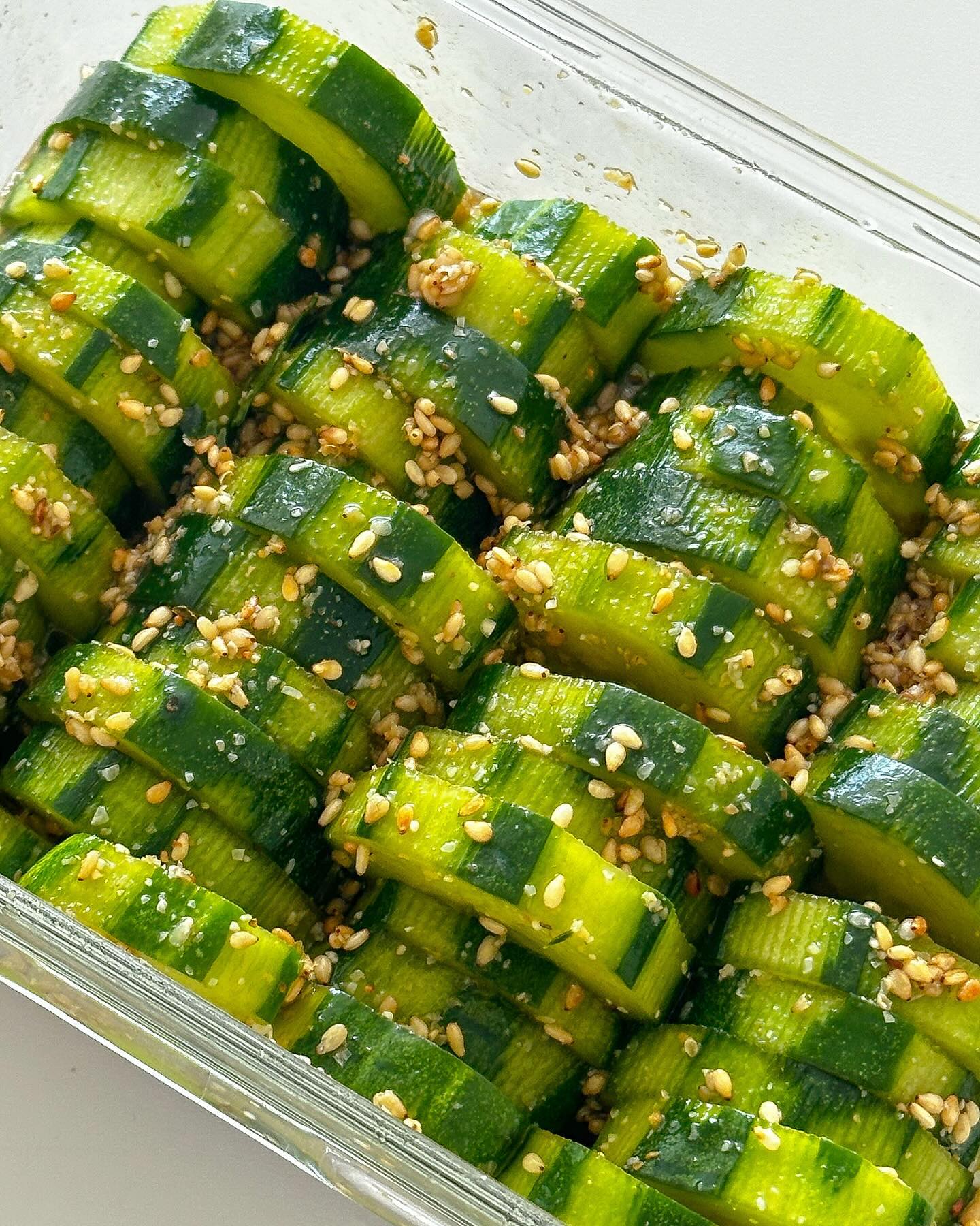다이어트용 오이무침🥒
대충 고소하게 먹어보자 해서 만들어봤는데
고춧가루 넣은 오이무침 저리가라 하고
식초 넣어서 오이피클 뺨치는 맛❣️
완전 꼬소상큼👍
더 만들어야징-
#오이 #오이무침 #오이요리
#오이다이어트 #오이반찬 #홈쿡