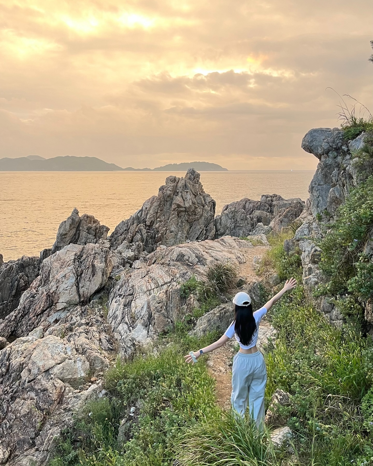 나리 소라랑 뚝딱 뚝딱 첫 백패킹🏕️ 
자연은 위대해… 내가 좋아하는 노을도 많이 버구 죠킨해~~