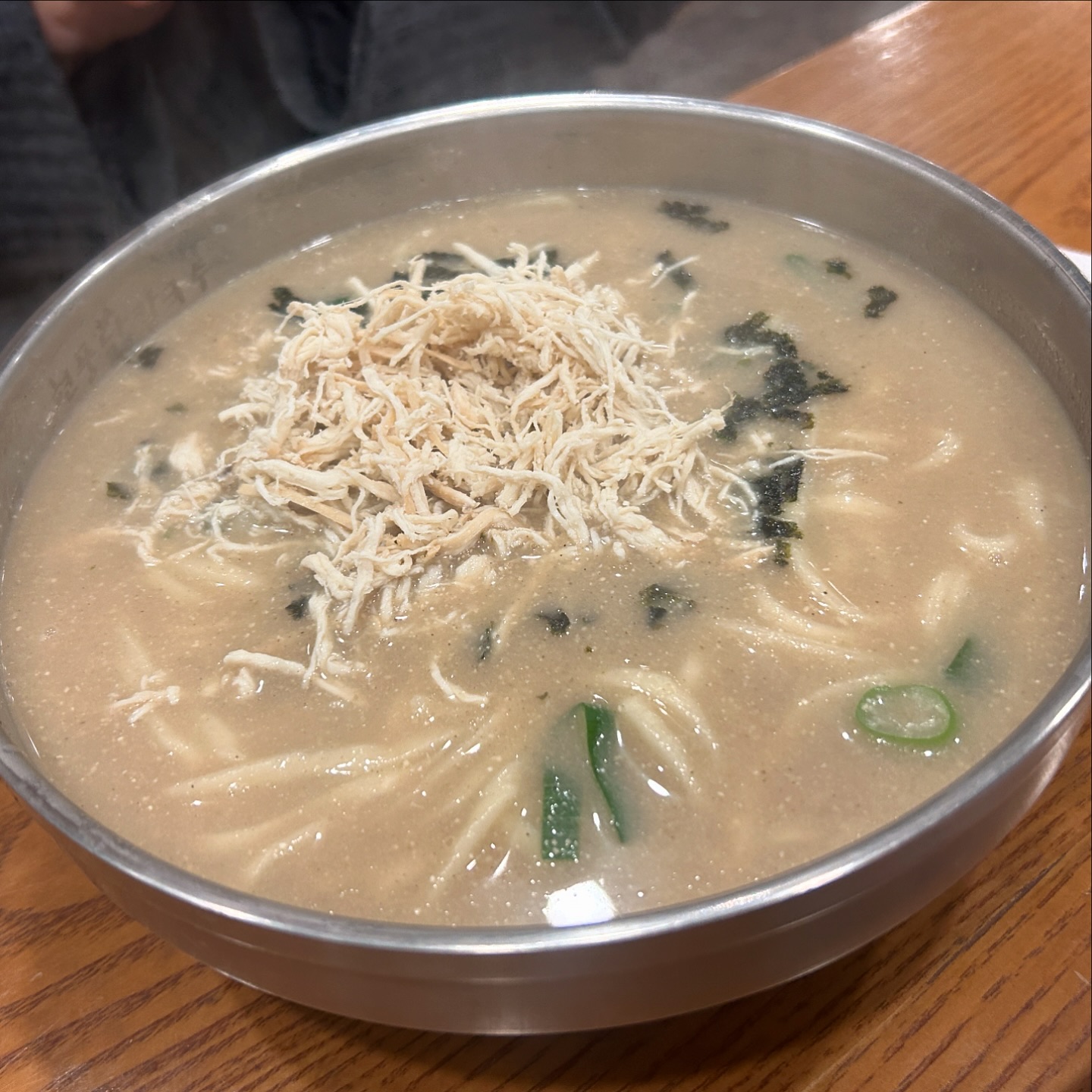 하남 미사 교동닭칼국수 

닭칼국수 더하기 비빔달칼국수 는? 
맛있다. 

ㅋㅋㅋ 
세트로 수육도 맛볼 수 있어서 
너무 좋음

#교동닭칼국수하남점 #미사닭칼국수 #닭칼국수맛집