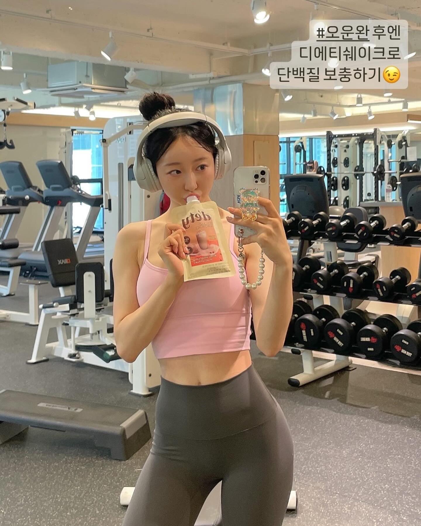 🔔미유X디에티쉐이크 2차 공구오픈했서여!!!

여러분❤️ 월요일아침 상쾌하게 시작하셨나요🙋🏻‍♀️
크리스마스와 연말이 다가오면서 다이어트 하시는 분들도 
많아지고 연말모임이 많아지면서 
술자리도 늘어나고 관리하기 힘드시죠🥹
저도... 그래요 하하하😂😂
그래서 단백질 섭취를 어떻게 하면 쉽고 간편하게 
할 수 있을까 해서 선택한 ‘디에티 쉐이크’🌾🍫
쉽게 식단을 할 수 있어 좋고,
파우치 형식이라 출근길에 아침대용으로 먹기 
너무 간편하더라구요🫶🏻

제가 바프찍을때도 운동 후에 혹은 간식으로 단백질 보충을 
위해 정말 매일매일 챙겨먹은 디에티 쉐이크 !
당은 1g에 단백질함량이 높아 계속 손이 갔던거같아요!!

🔔디에티 쉐이크는 ? 
▫️곡물맛 쉐이크 - 당1g, 단백질 23.4g
▫️초코맛 쉐이크 - 당2.4g, 단백질 21.5g

두가지 맛으로 
🌾곡물맛은 미숫가루 맛으로
거부감없이 호로록 들어가는 맛이구요
🍫초코맛은 이번에 새로나온 맛으로
다이어트 중 달달한게 땡길때 먹으면 너무너무 좋더라구요

기타성분으로 비타민 B1, B2, B6, 비타민C, 비타민E, 비타민A, 엽산, 칼슘, 철분, 아연 까지..✨

식사대용 한끼로 손색이 없는 영양소‼️
쉐이크 안에 다른 제품들과는 다르게 
콜라겐 pop+견과류가 들어있어
씹는 식감도 있어 포만감을 높여준답니다❤️

📌가격구성 (1번들=7팩)

🌾곡물맛 쉐이크
1번들 - 29,250원
3번들 - 85,410원
6+1번들 - 27,3000원
9+2번들 - 291,720원
🍫초코맛 쉐이크
1번들 - 29,250원
3번들 - 85,410원
6+1번들 - 27,3000원
9+2번들 - 291,720원

🌾🍫
곡물맛3번들 + 초코맛3번들
(+곡물맛1번들 증정)
- 191,100원
곡물맛5번들 + 초코맛4번들
(+곡물맛1번들+초코맛1번들 증정)
- 291,720원

📌공구기간 12월18일 ~ 12월21일
📌프로필 링크 통해 지금 구매 가능합니다‼️